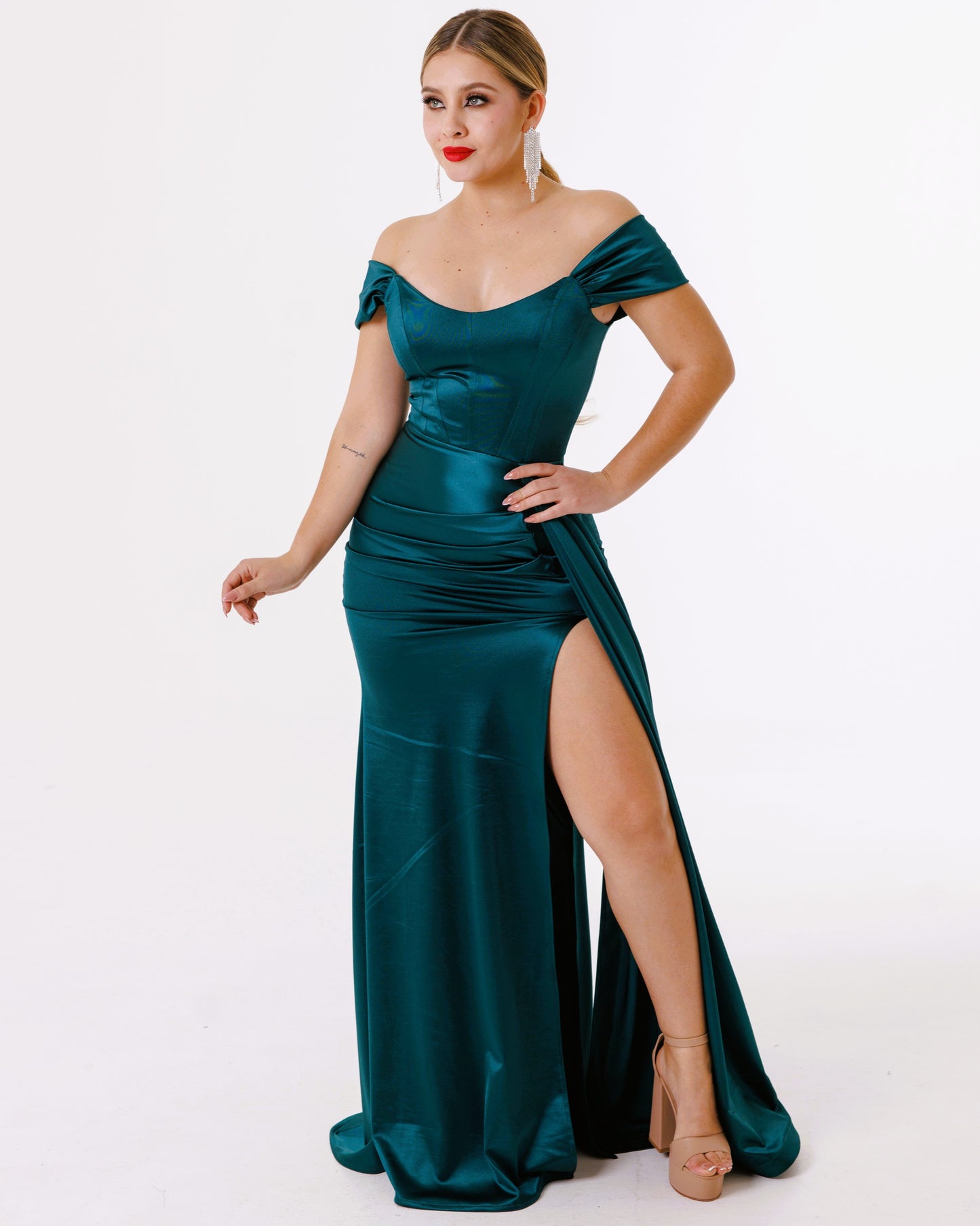 Vestido Largo satinado con abertura y Mangas- KARIME SATIN