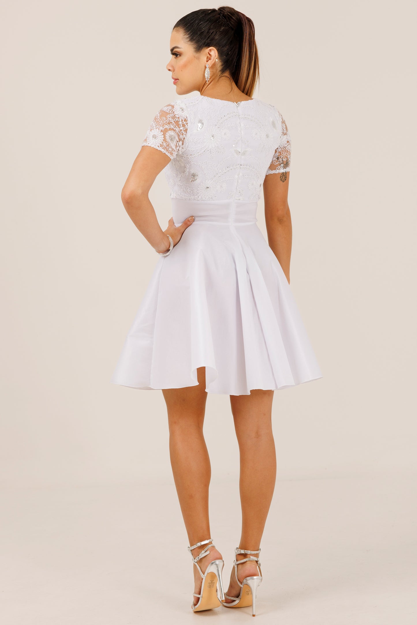 Vestido Corto de Encaje y Mangas - KARLA
