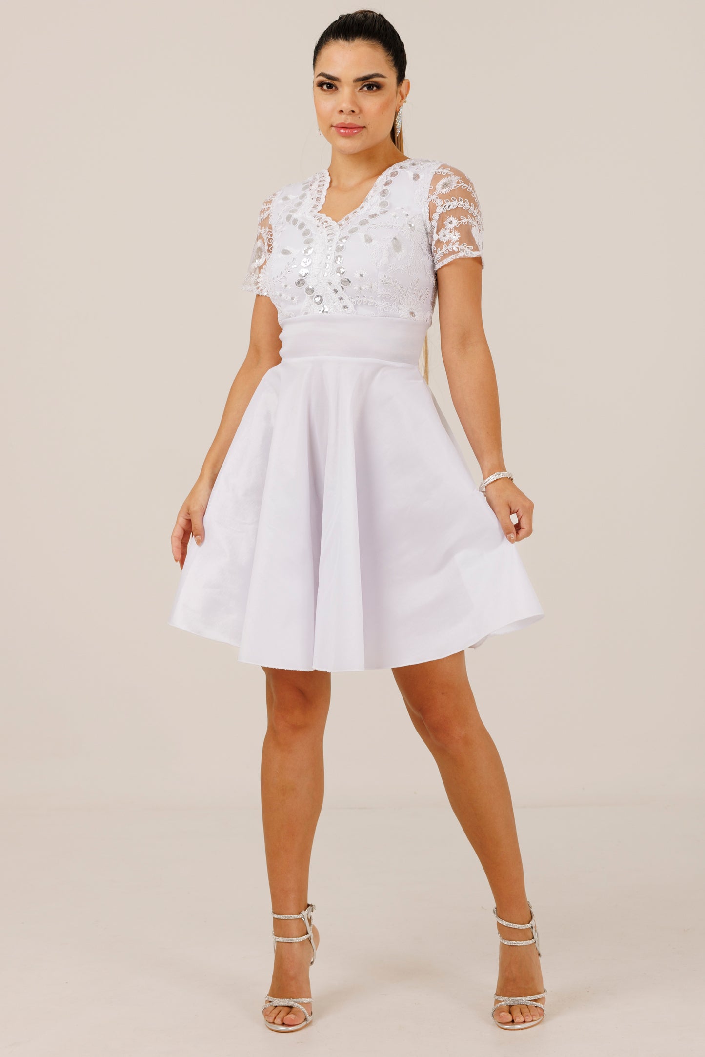 Vestido Corto de Encaje y Mangas - KARLA