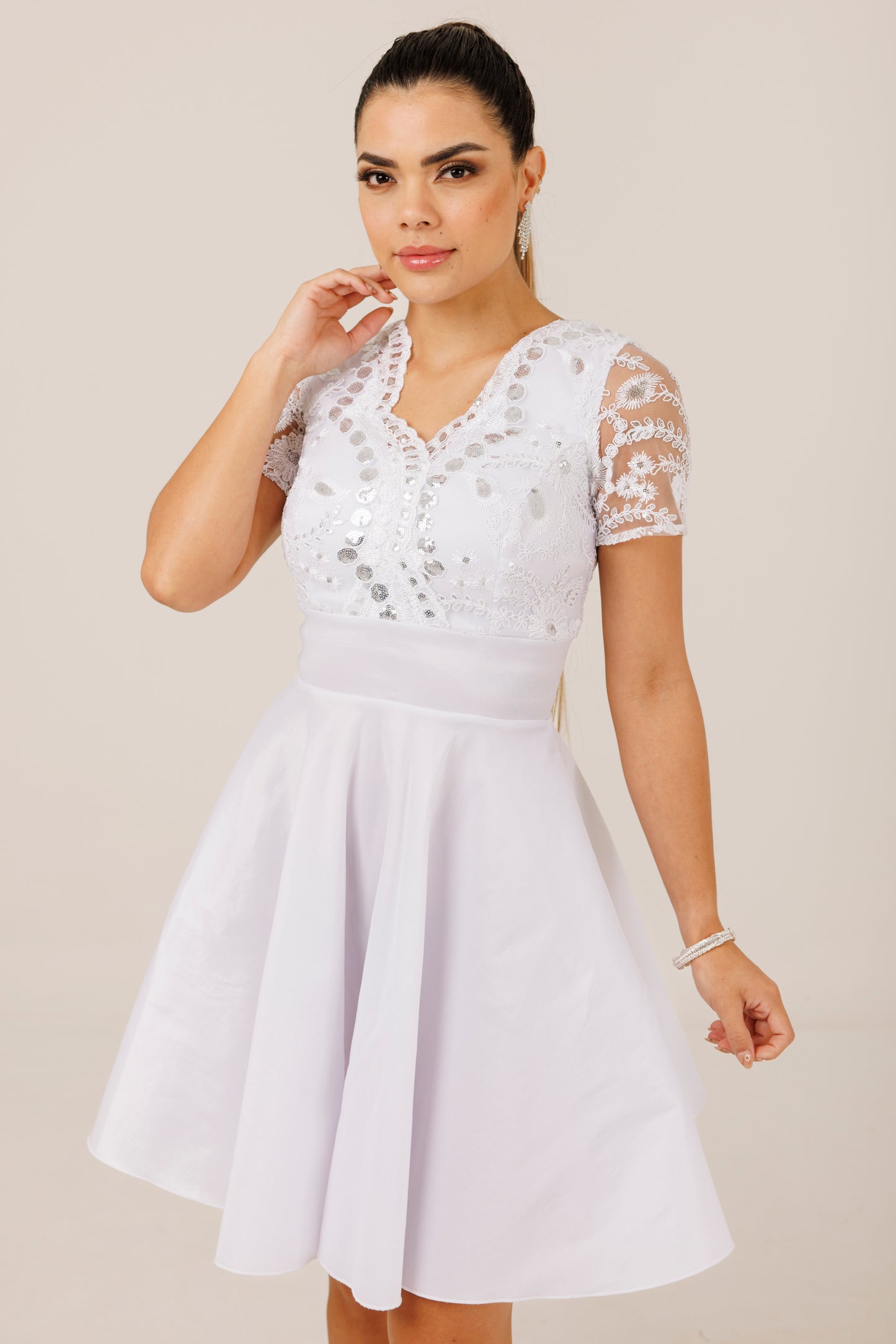 Vestido Corto de Encaje y Mangas - KARLA