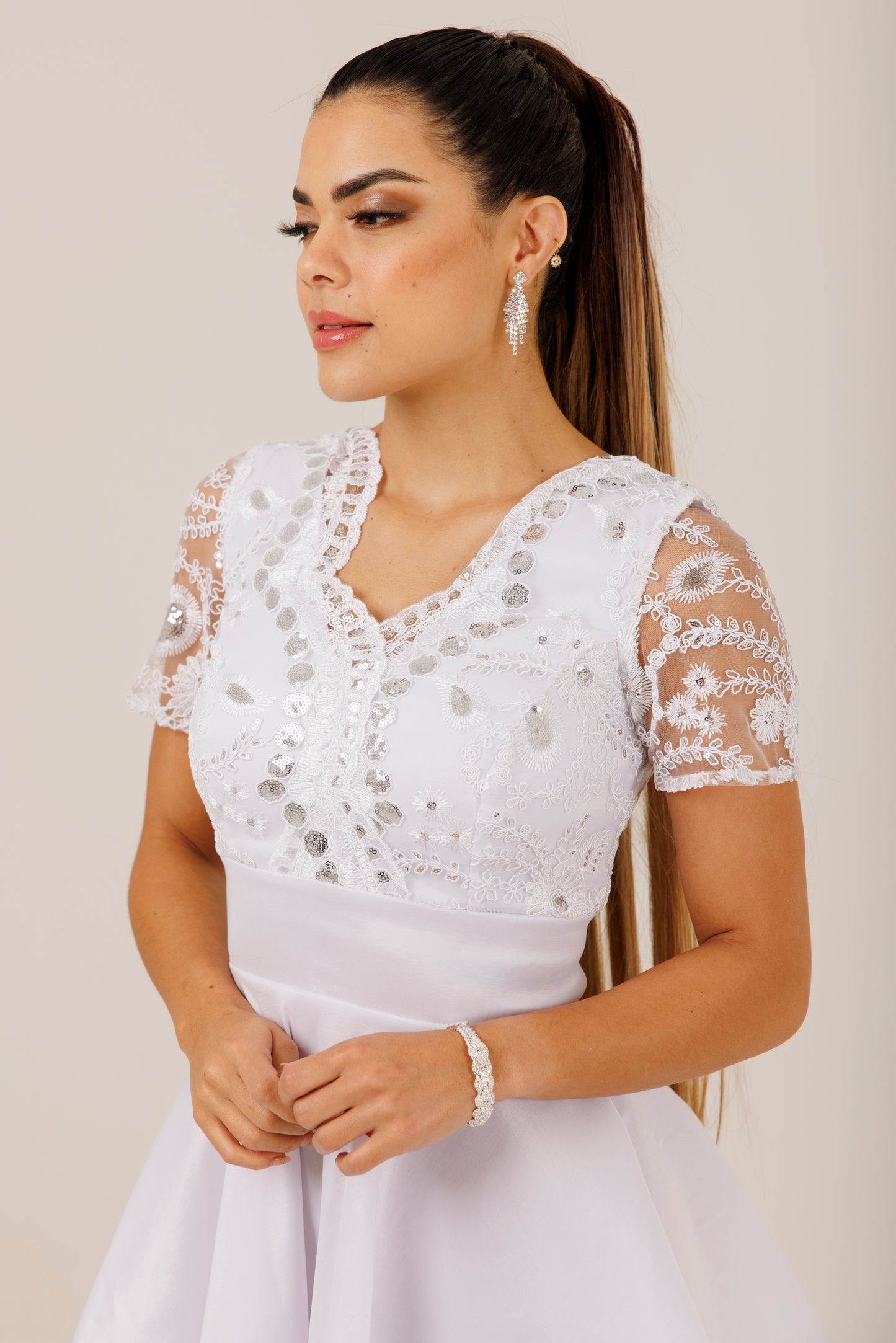 Vestido Corto de Encaje y Mangas - KARLA