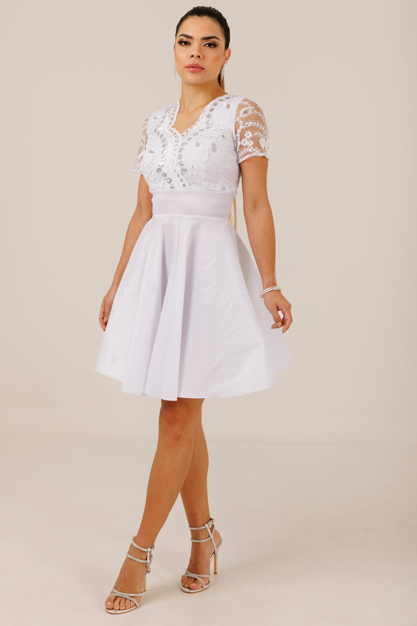 Vestido Corto de Encaje y Mangas - KARLA