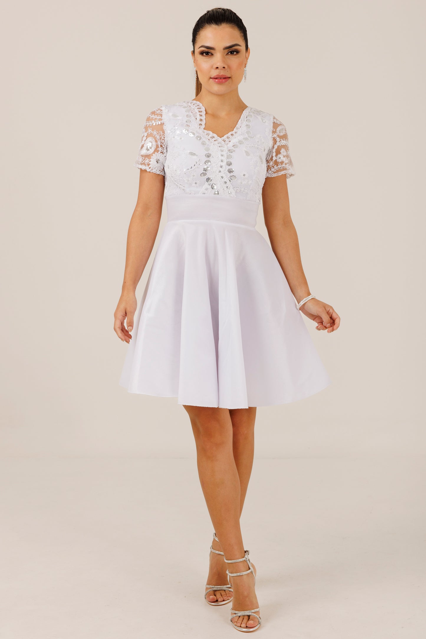 Vestido Corto de Encaje y Mangas - KARLA