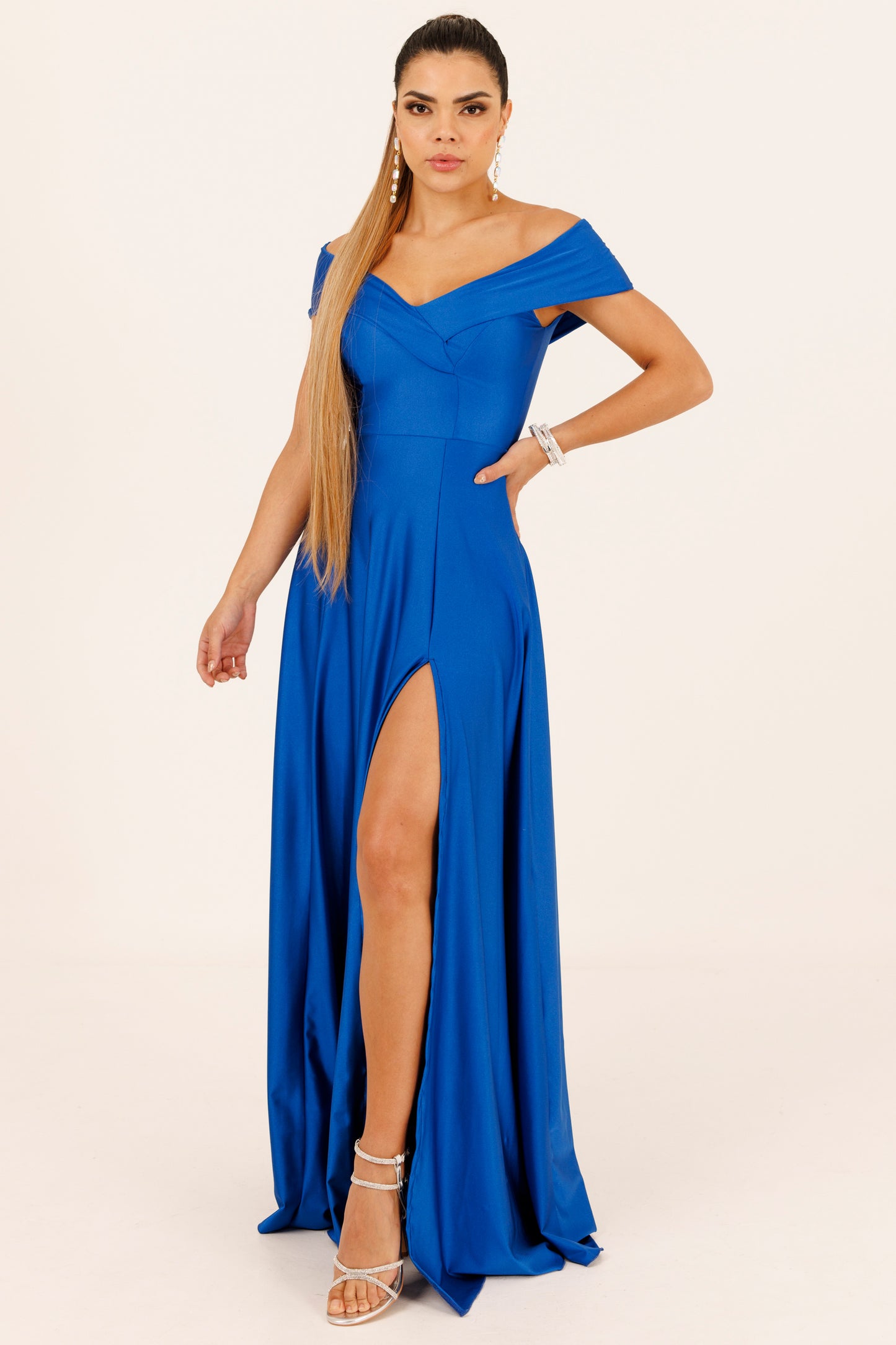 Vestido Largo con Abertura y Mangas - SUIZA