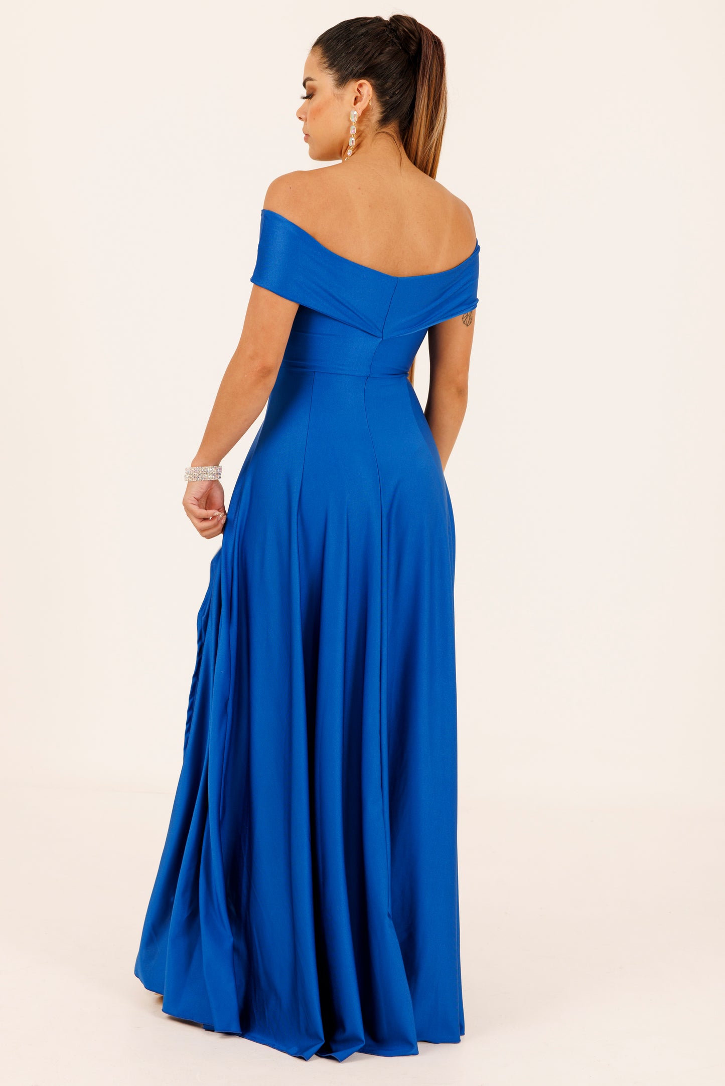 Vestido Largo con Abertura y Mangas - SUIZA