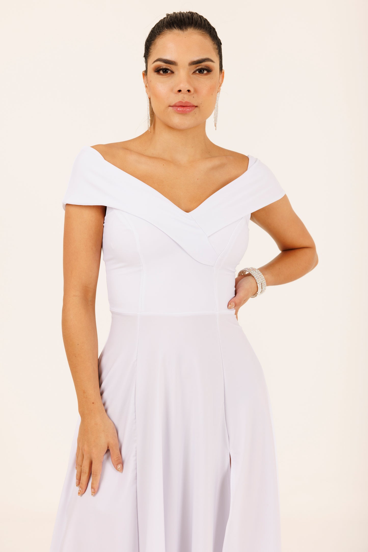 Vestido Largo con Abertura y Mangas - SUIZA