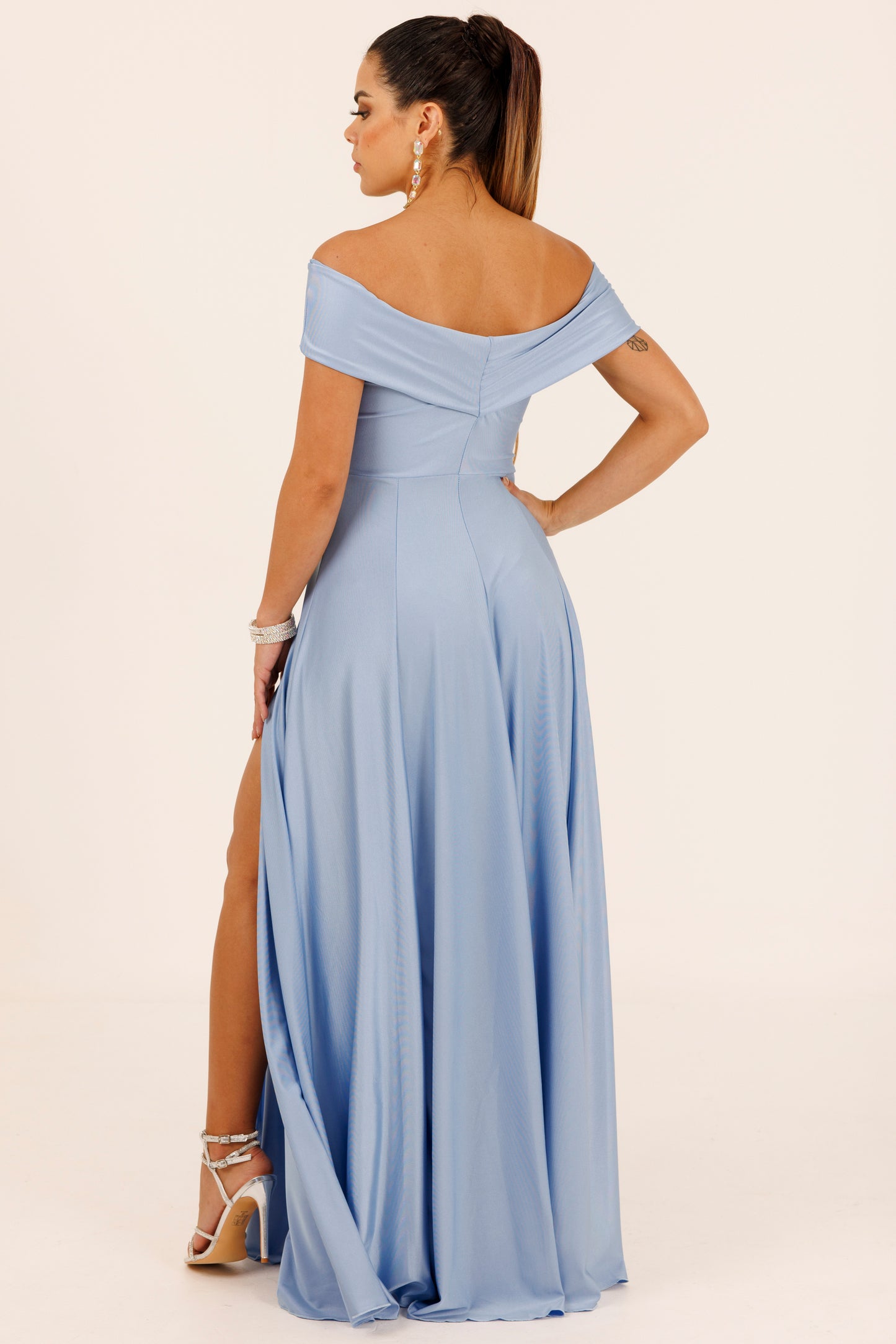 Vestido Largo con Abertura y Mangas - SUIZA