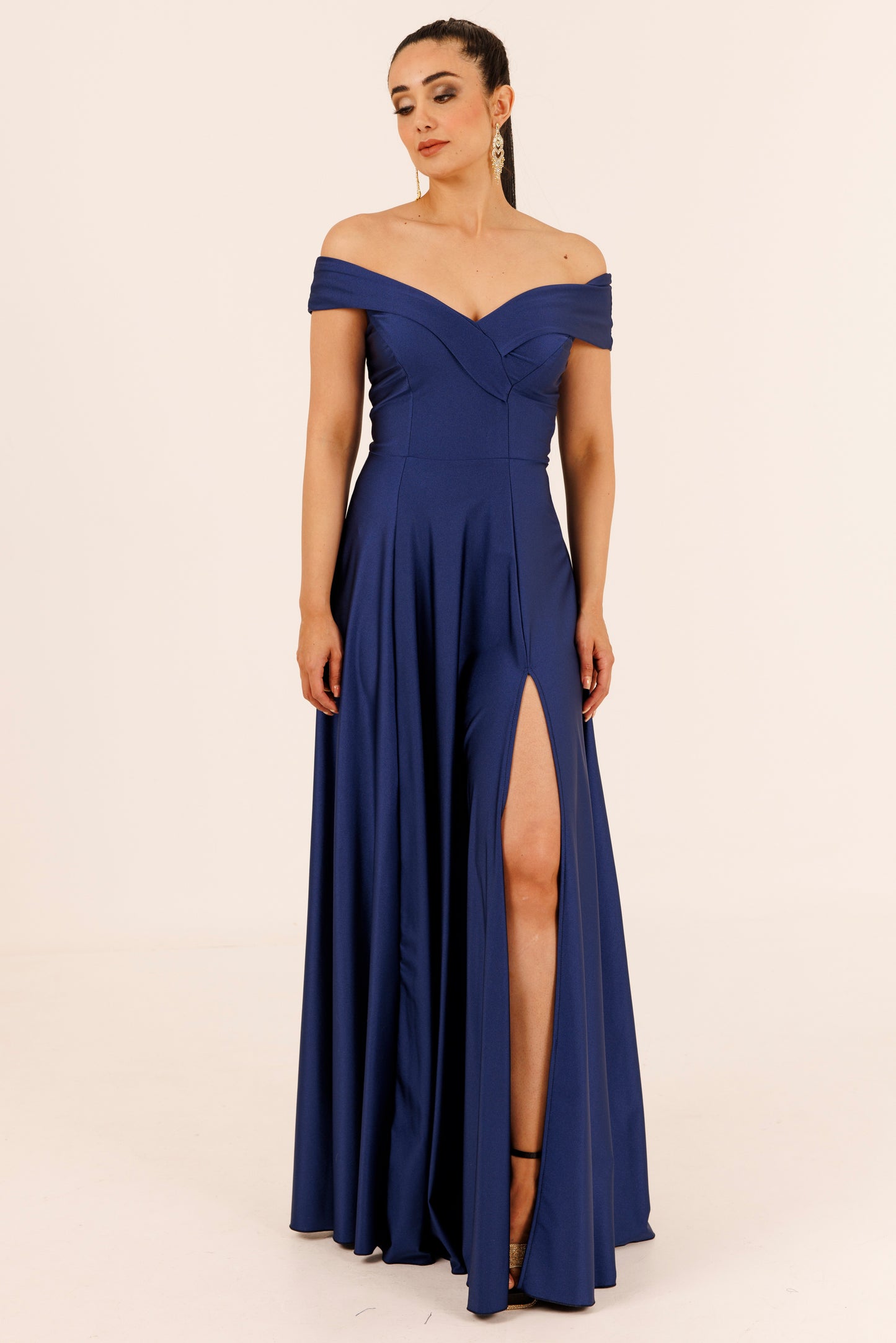 Vestido Largo con Abertura y Mangas - SUIZA