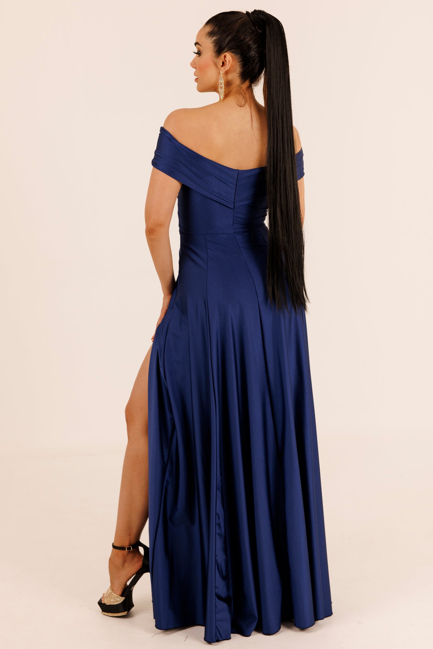 Vestido Largo con Abertura y Mangas - SUIZA