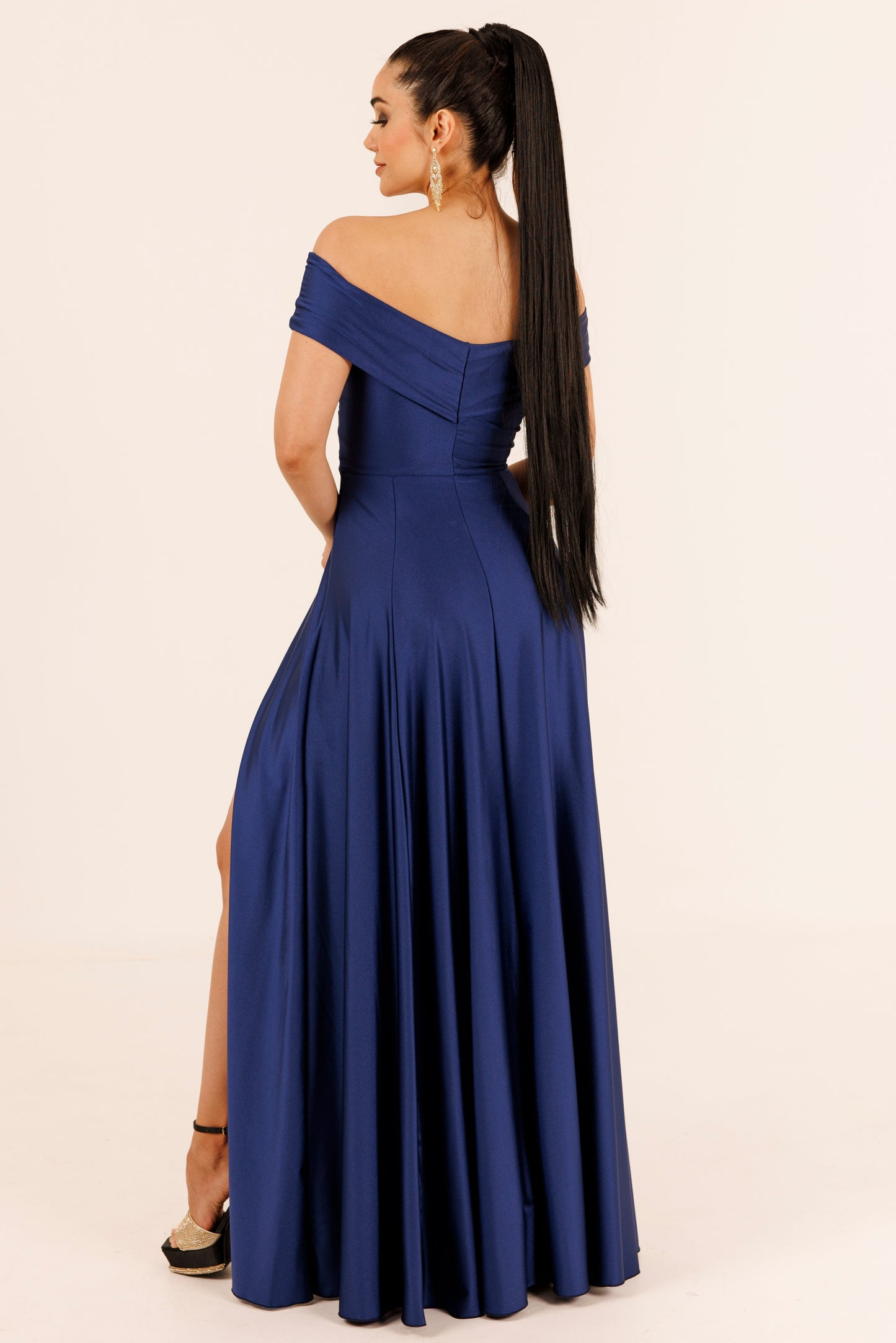 Vestido Largo con Abertura y Mangas - SUIZA
