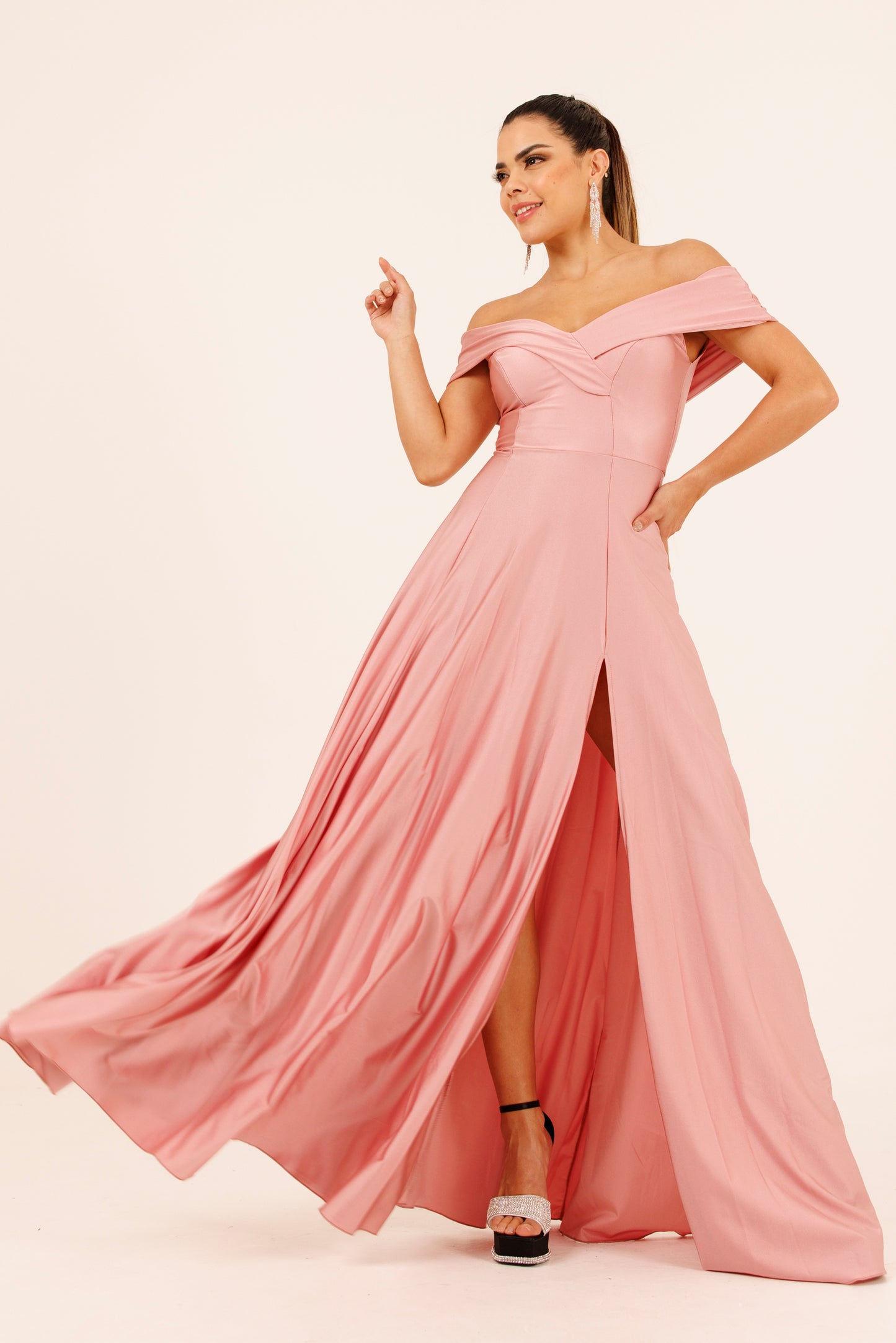 Vestido Largo con Abertura y Mangas - SUIZA
