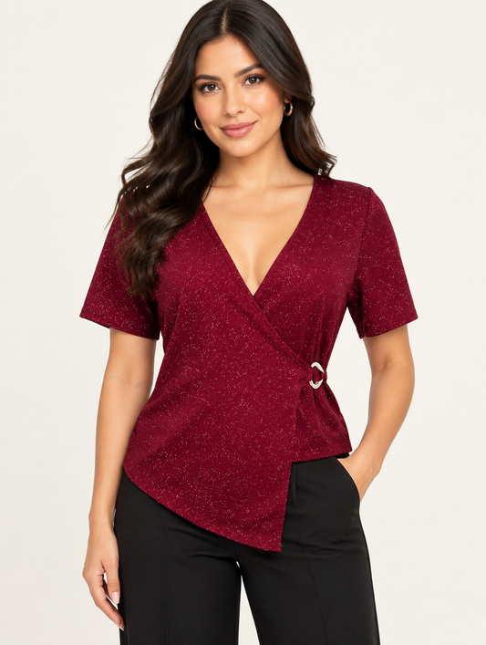 Blusa de brillos cruzada con cuello V y argolla T49B color tinto, con modelo – the•moda