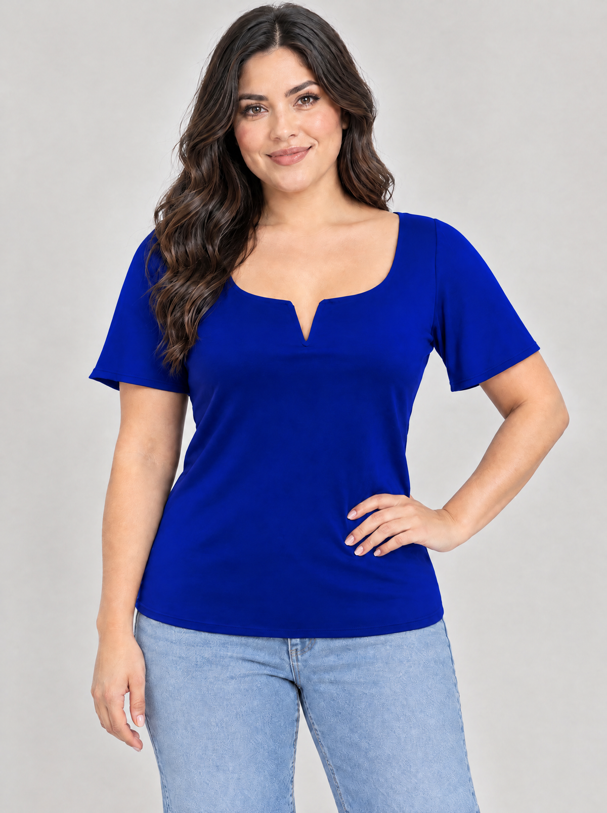 Blusa casual con cuello V y manga de olán T51 color azul rey, con modelo – the•moda