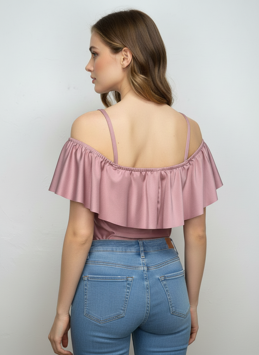 Blusa casual de tirantes con olán T50 color rosa palo, con modelo, espalda – the•moda