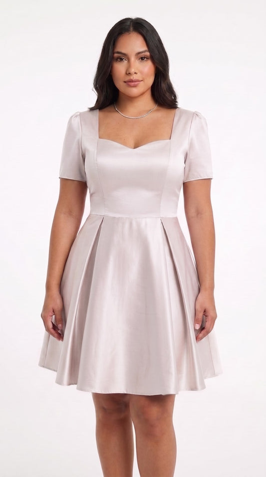 Vestido corto satinado escote corazón Mary Liso color blanco, con modelo, frente – the•moda