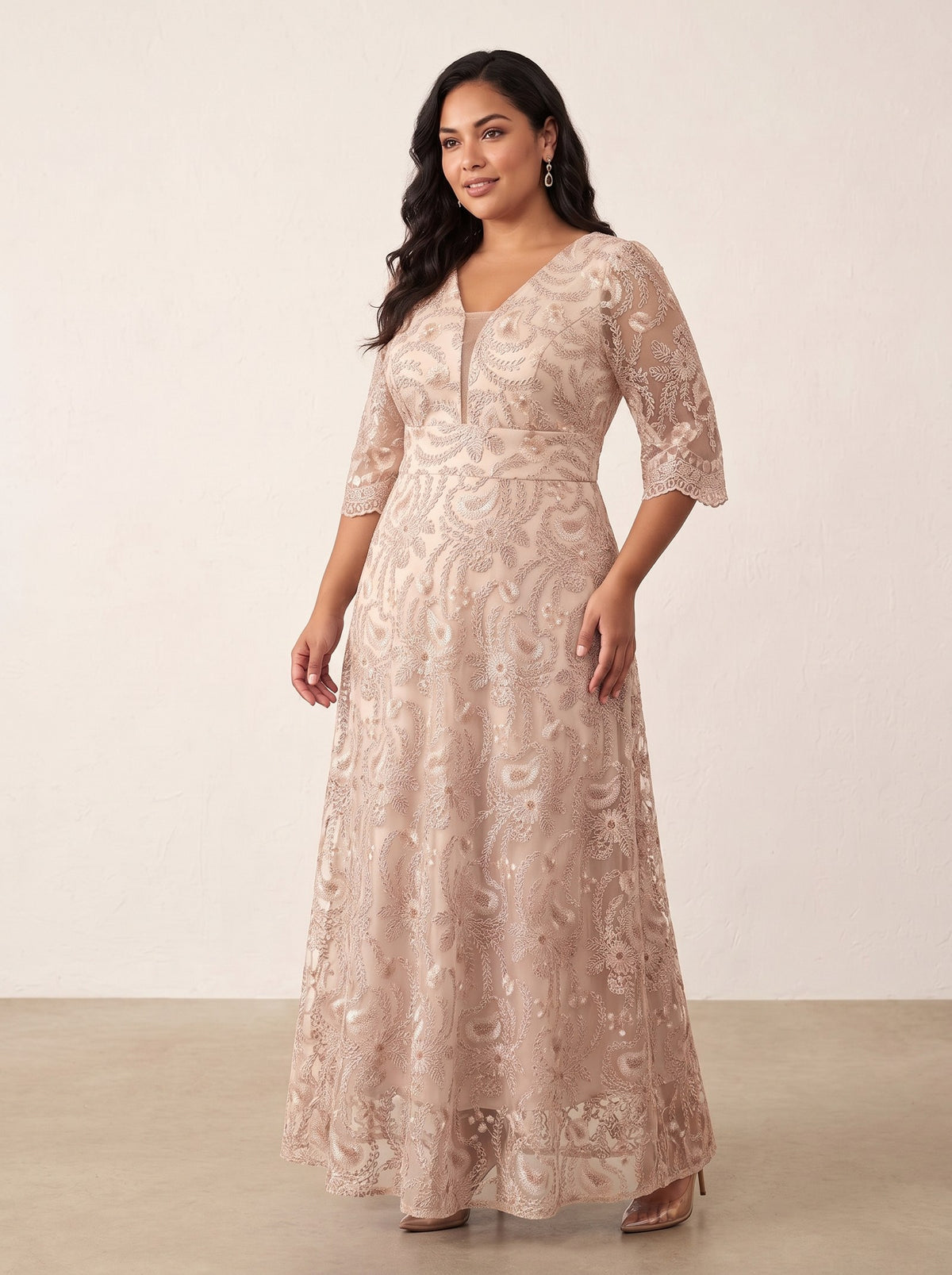 Vestido largo de encaje con manga 3/4 DANNA color champagne, frente con modelo curvy – the•moda