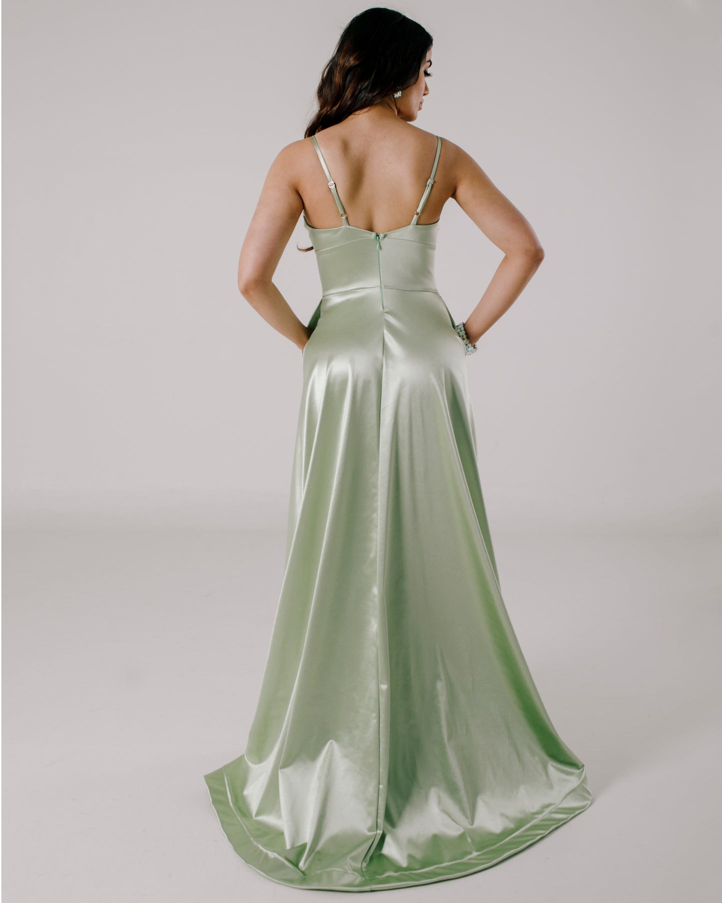 Vestido Largo Circular de Cola con Abertura - VICTORIA