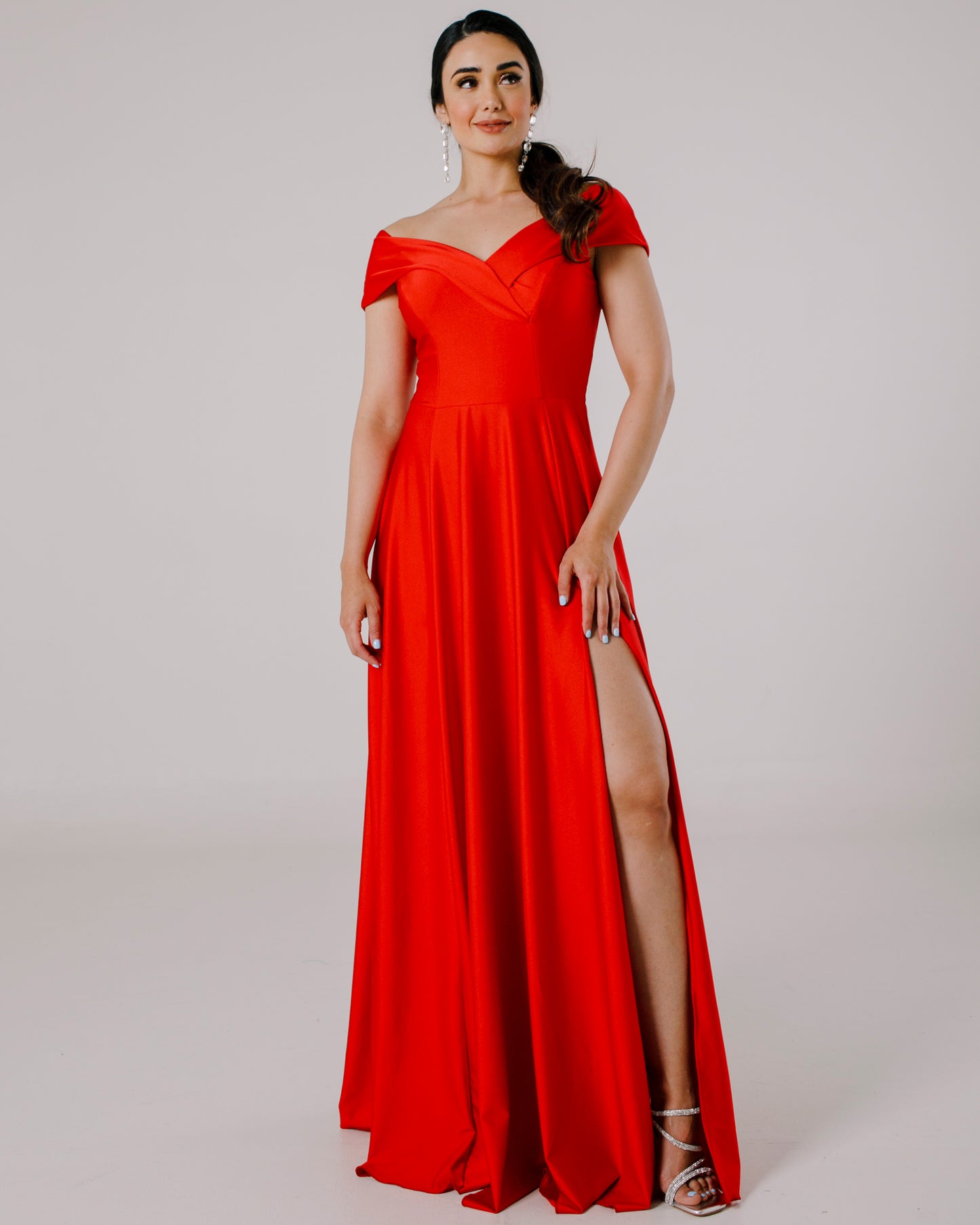 Vestido Largo con Abertura y Mangas - SUIZA