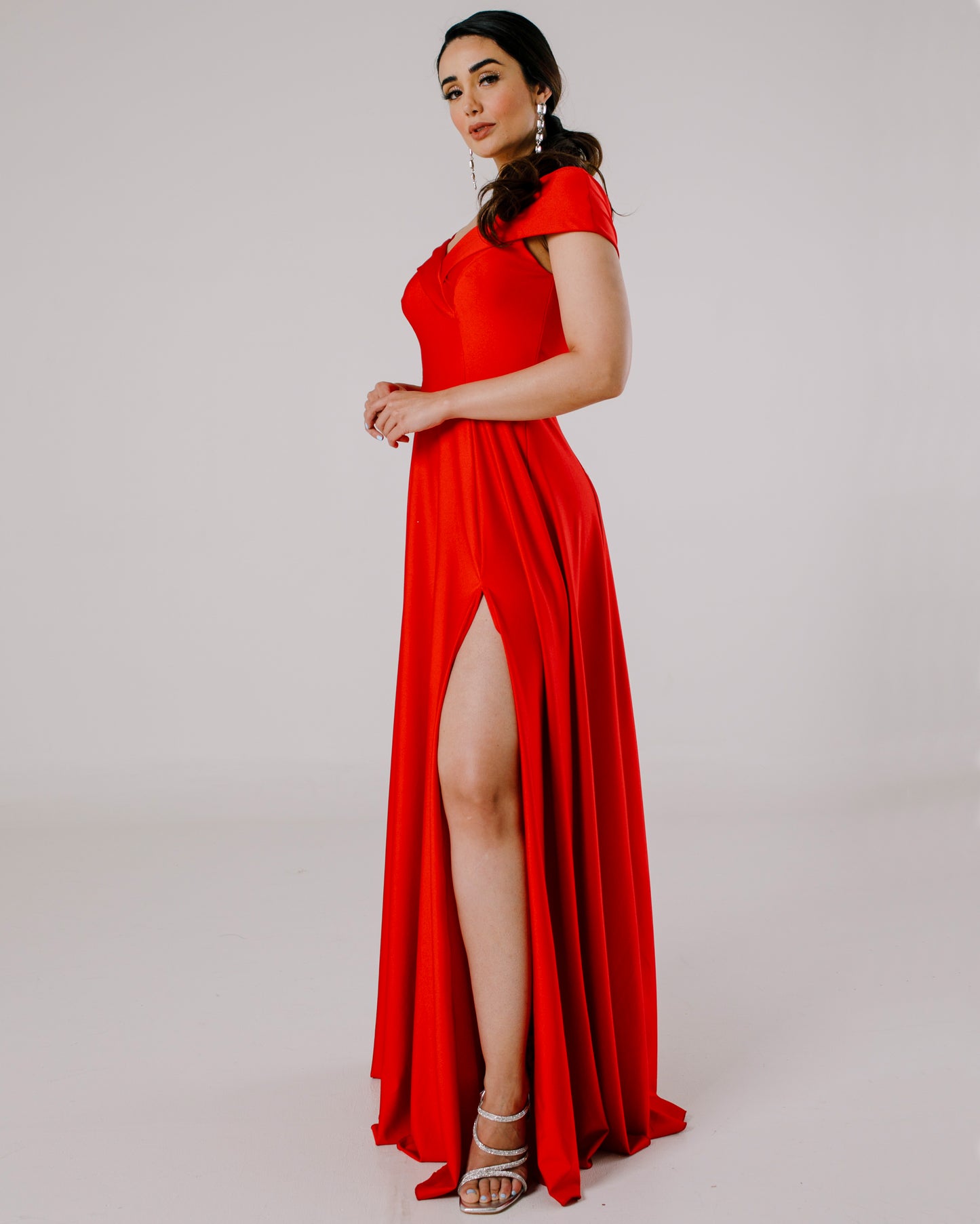 Vestido Largo con Abertura y Mangas - SUIZA