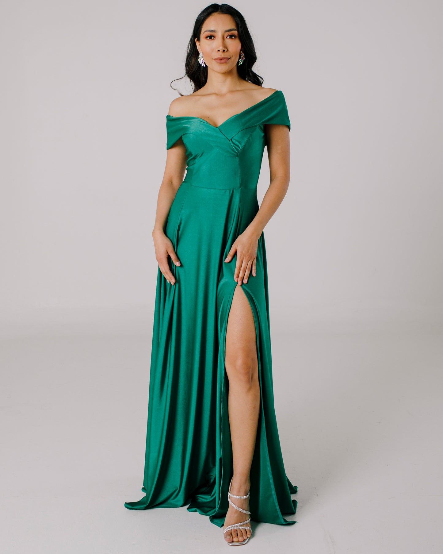 Vestido Largo con Abertura y Mangas - SUIZA