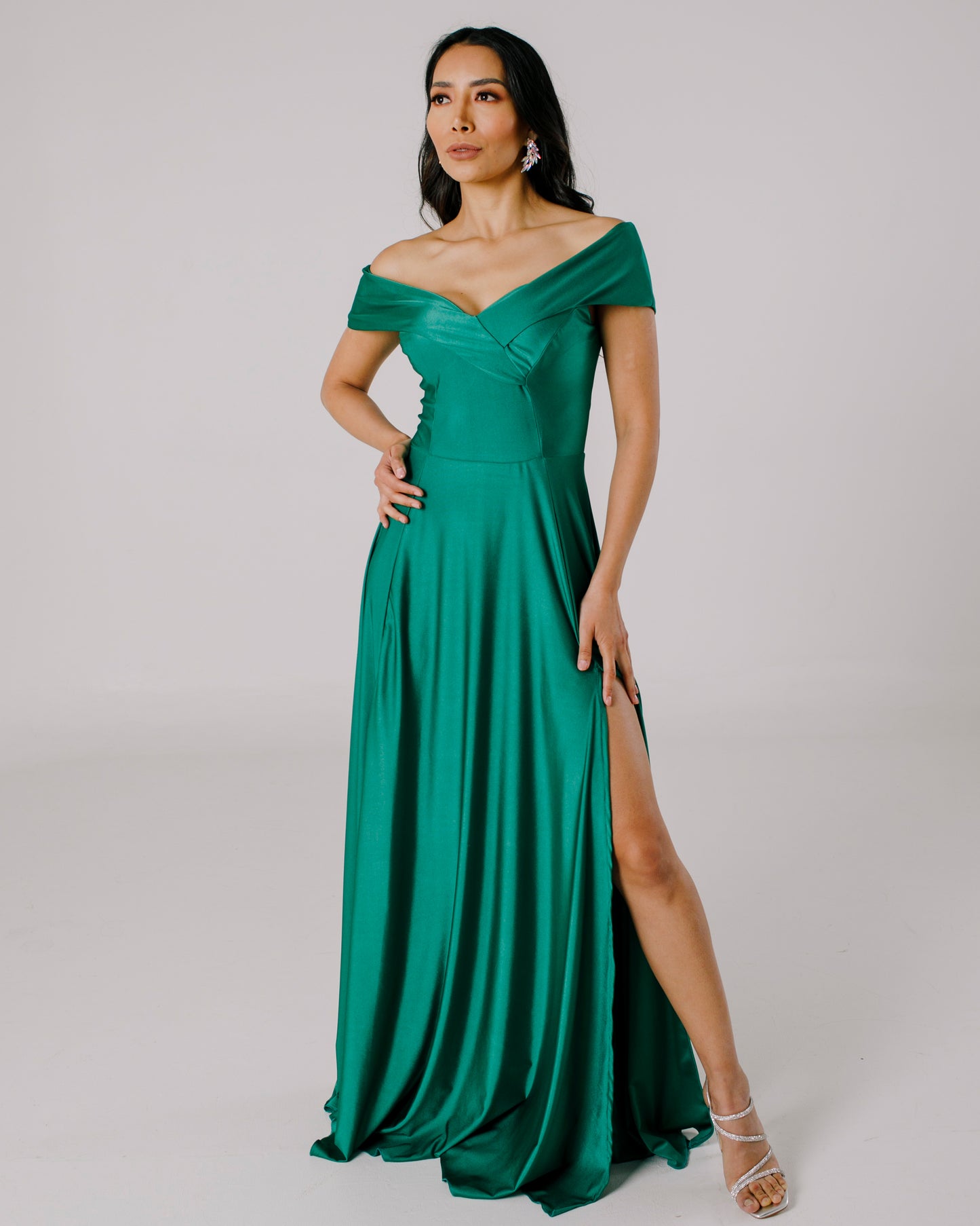 Vestido Largo con Abertura y Mangas - SUIZA