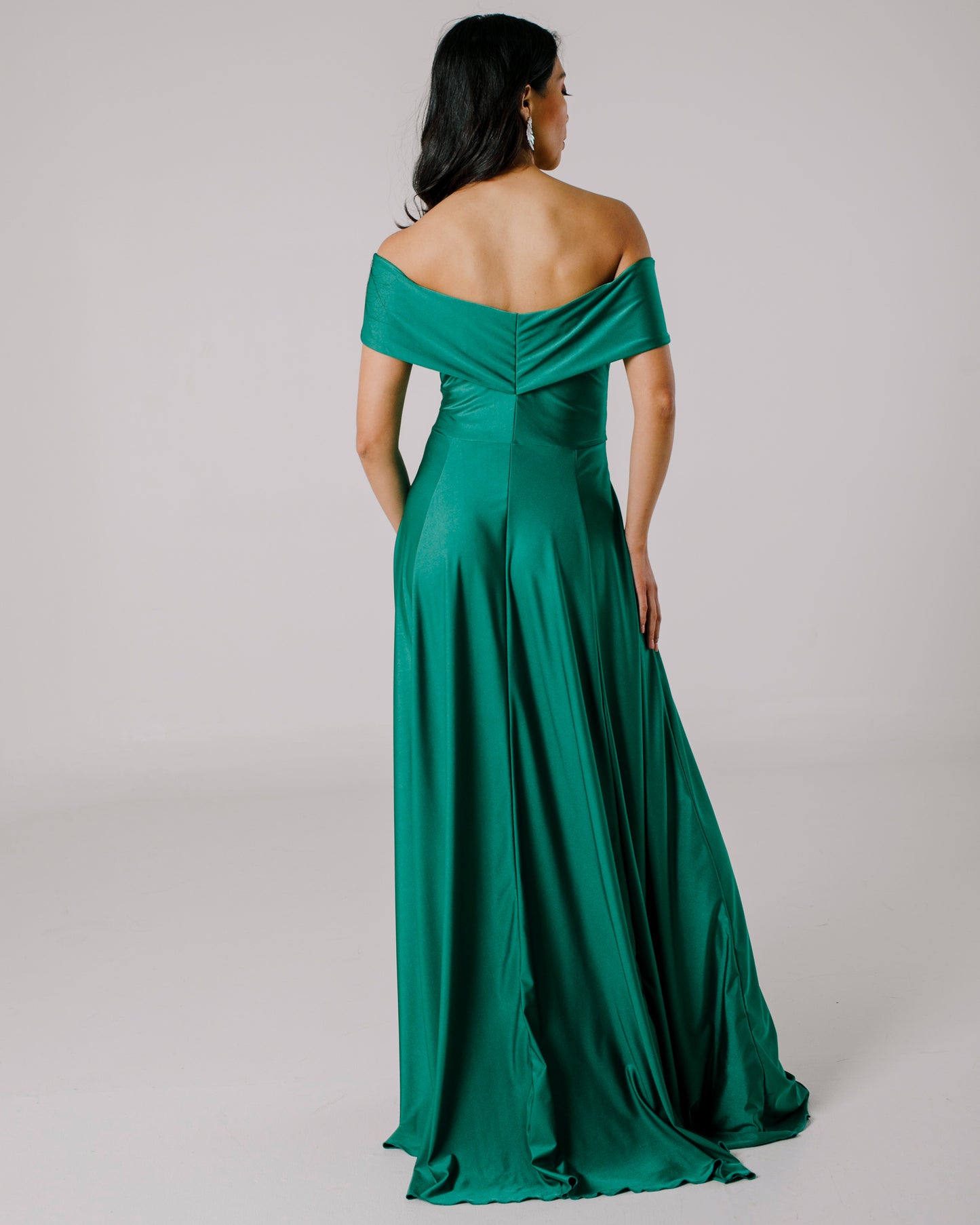Vestido Largo con Abertura y Mangas - SUIZA