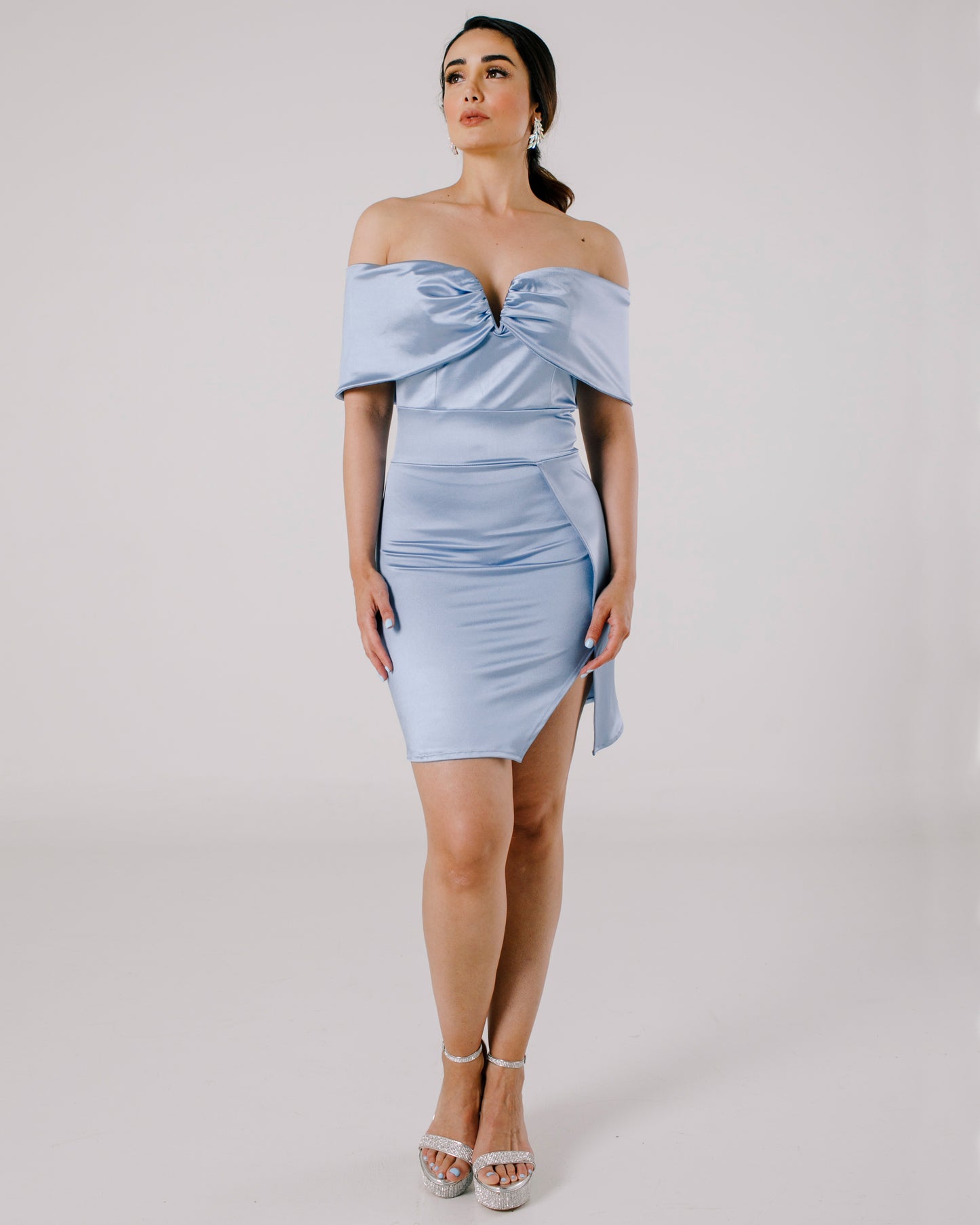 Vestido Corto con Abertura y Mangas - FRANCIA