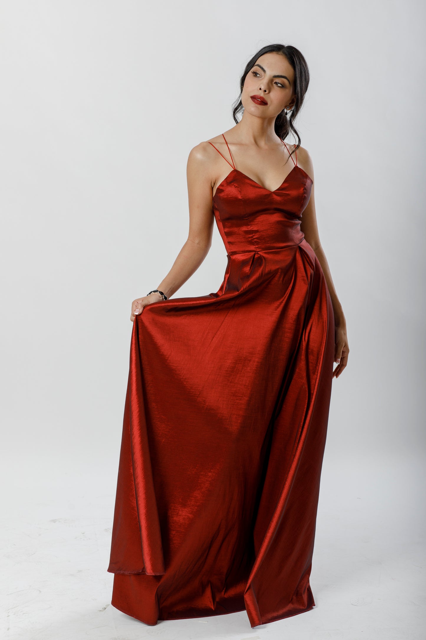 Vestido largo princesa con tirante cruzado en espalda. - The Moda mx