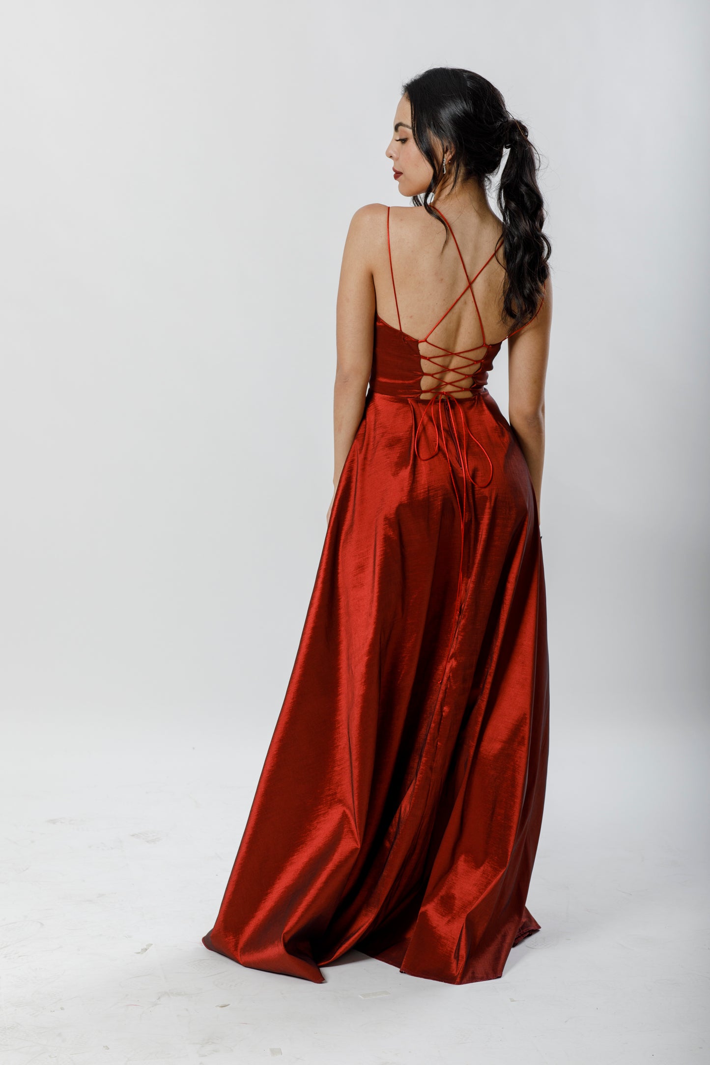 Vestido largo princesa con tirante cruzado en espalda. - The Moda mx