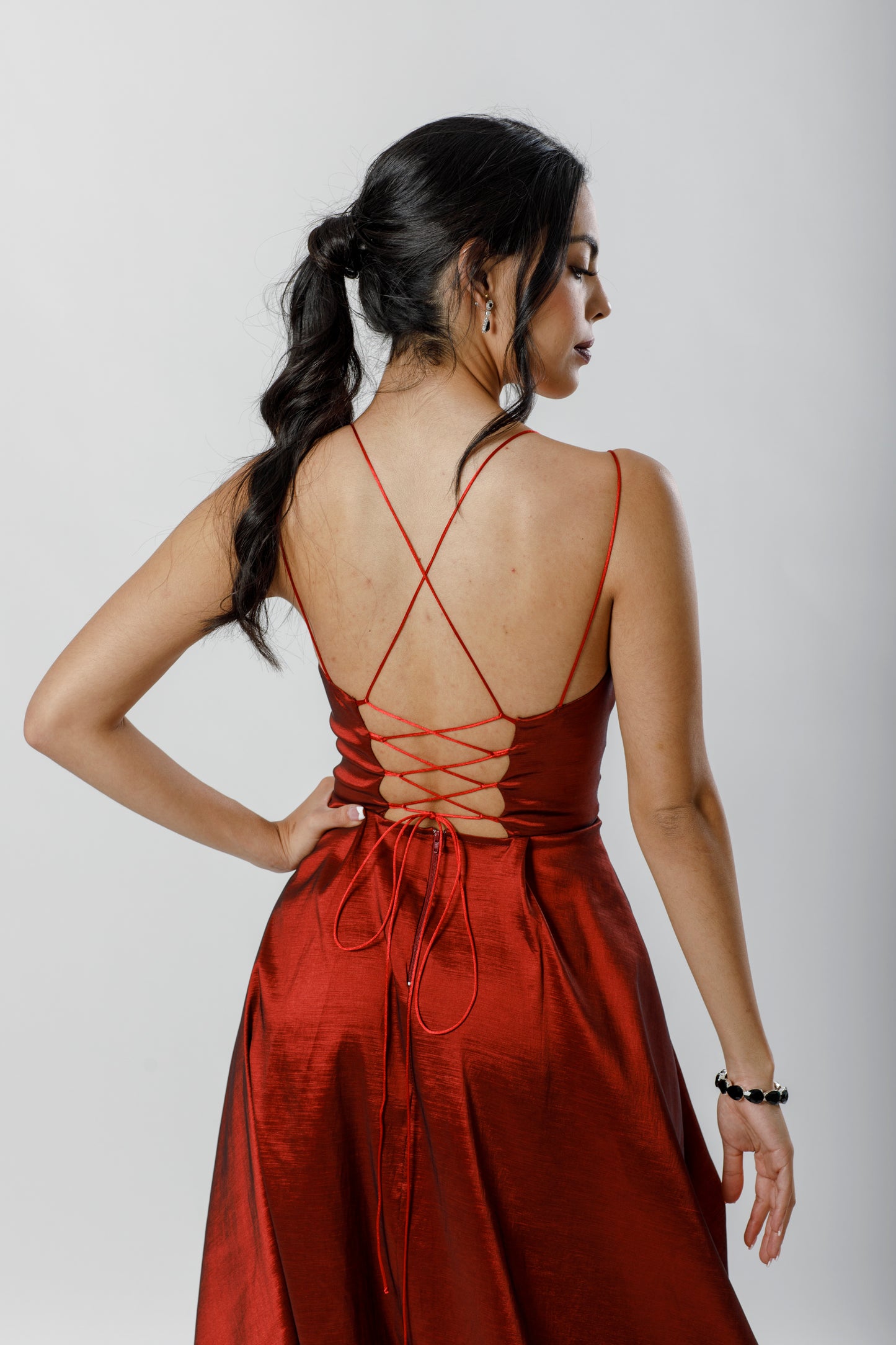 Vestido largo princesa con tirante cruzado en espalda. - The Moda mx