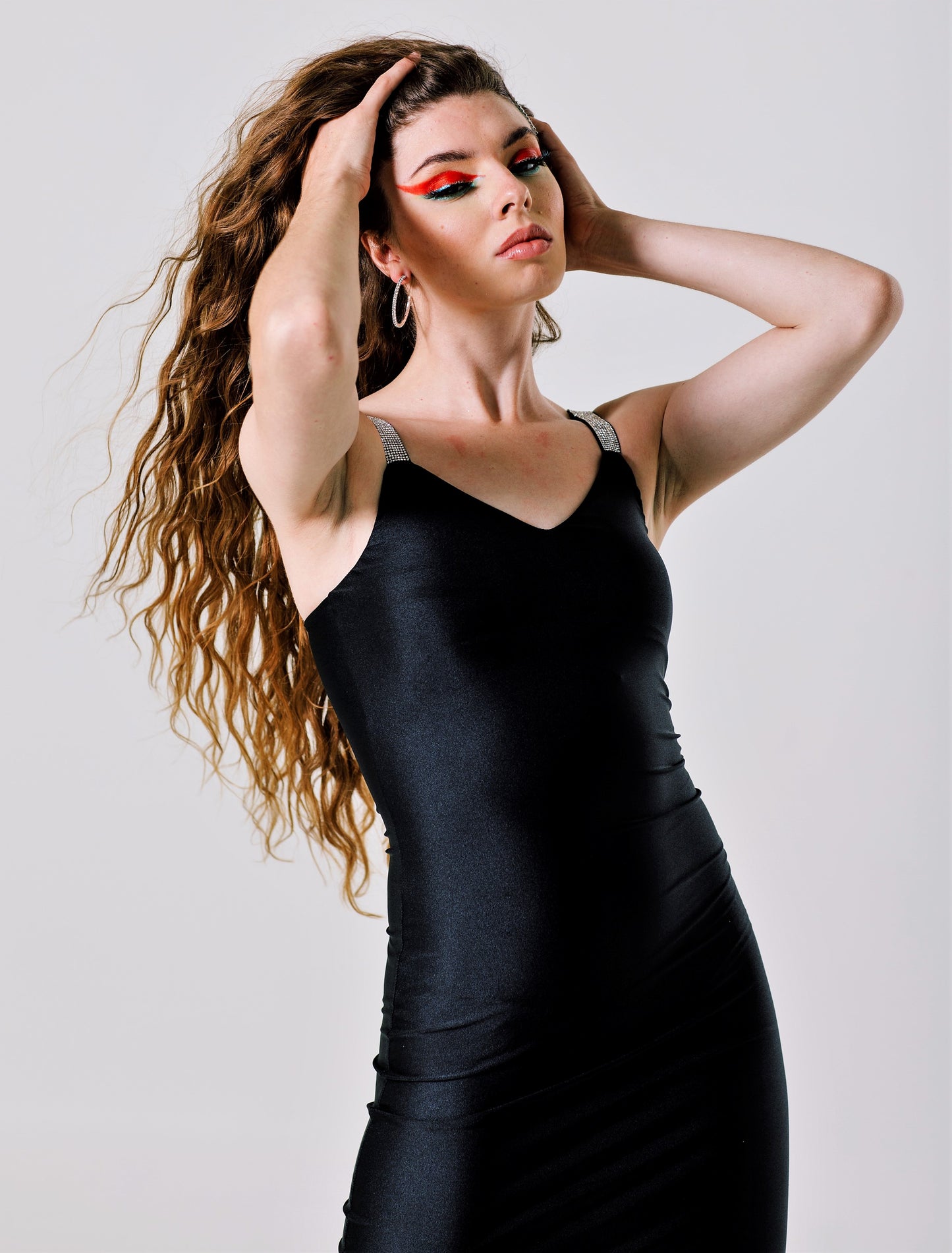 Vestido corto con escote corazón y tirante de piedreria - "LOLA"