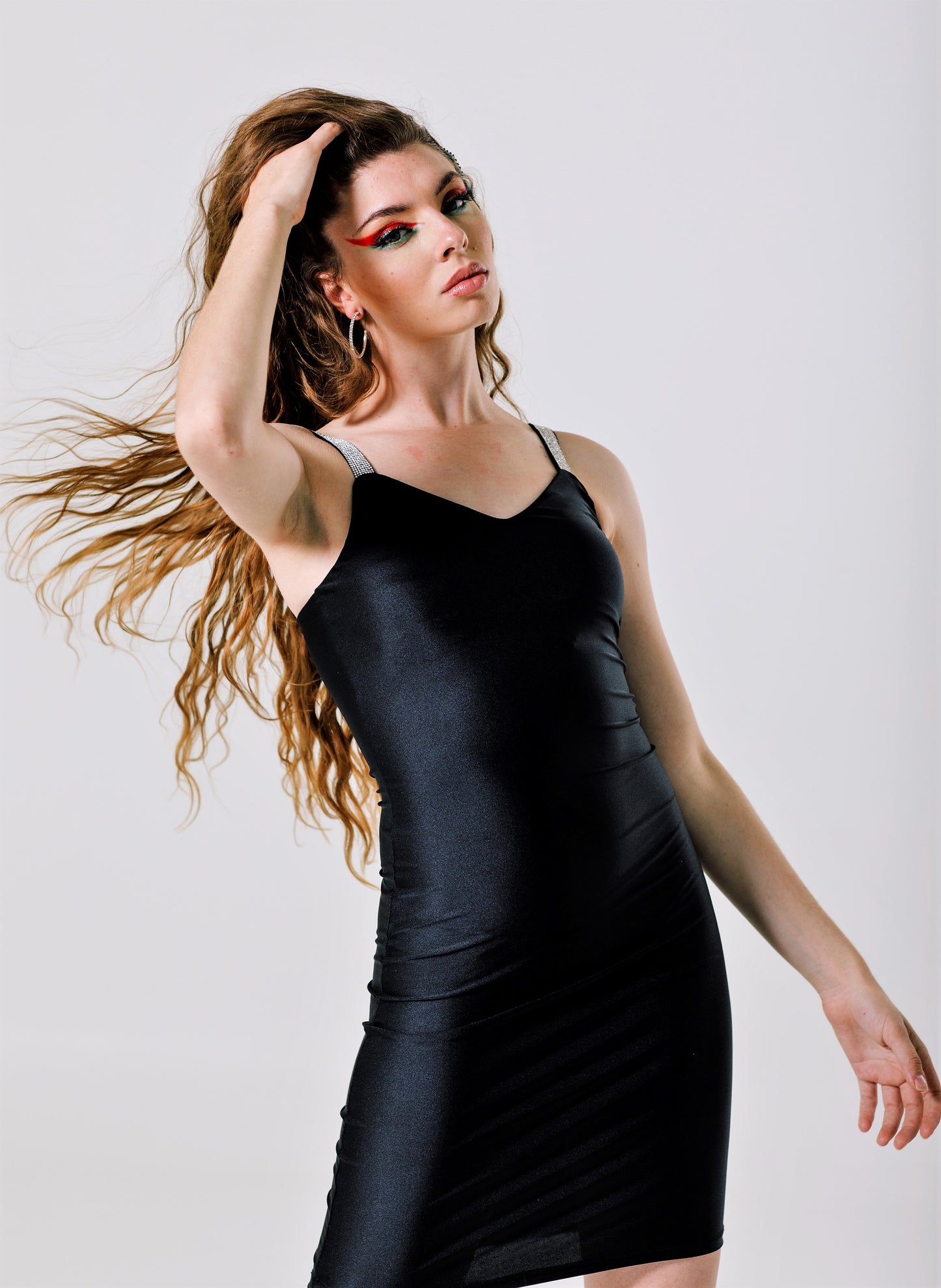 Vestido corto con escote corazón y tirante de piedreria - "LOLA"