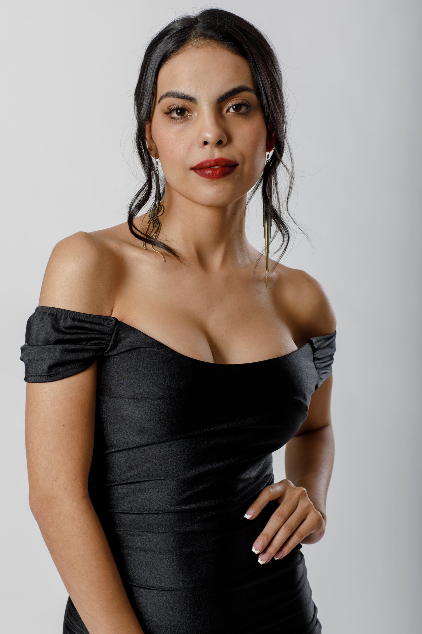 Vestido largo asimétrico con hombros al descubierto. - The Moda mx