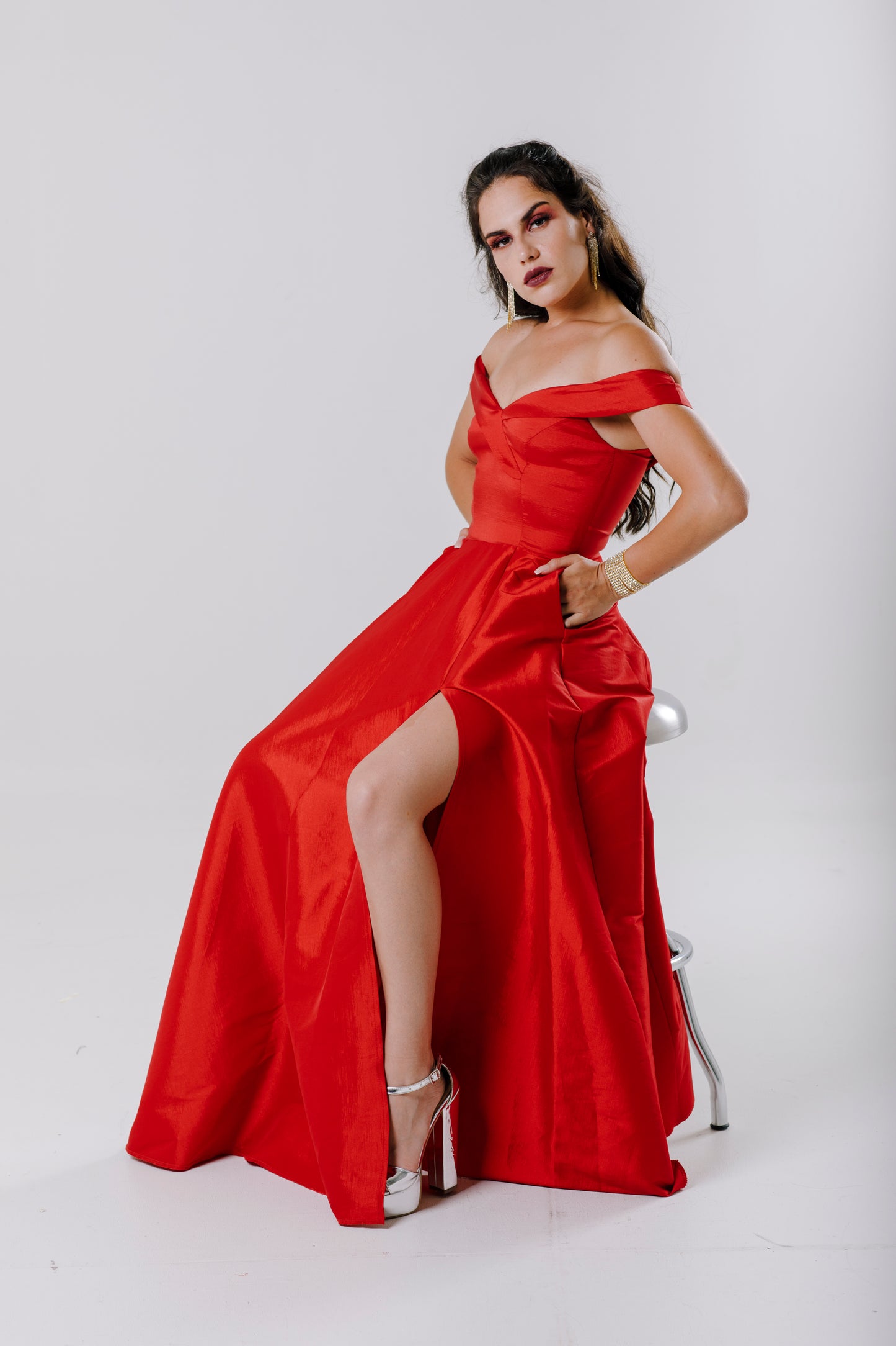 Vestido largo con abertura y hombros descubiertos. -"FLORENCIA"