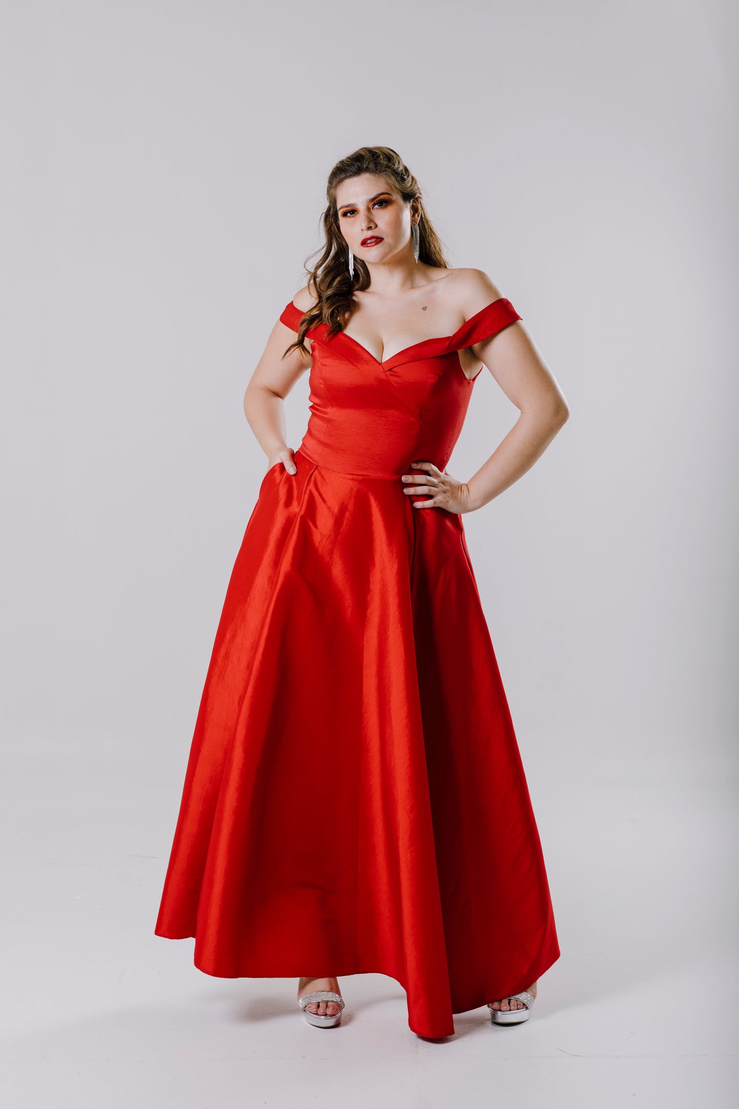 Vestido largo con abertura y hombros descubiertos. -"FLORENCIA"
