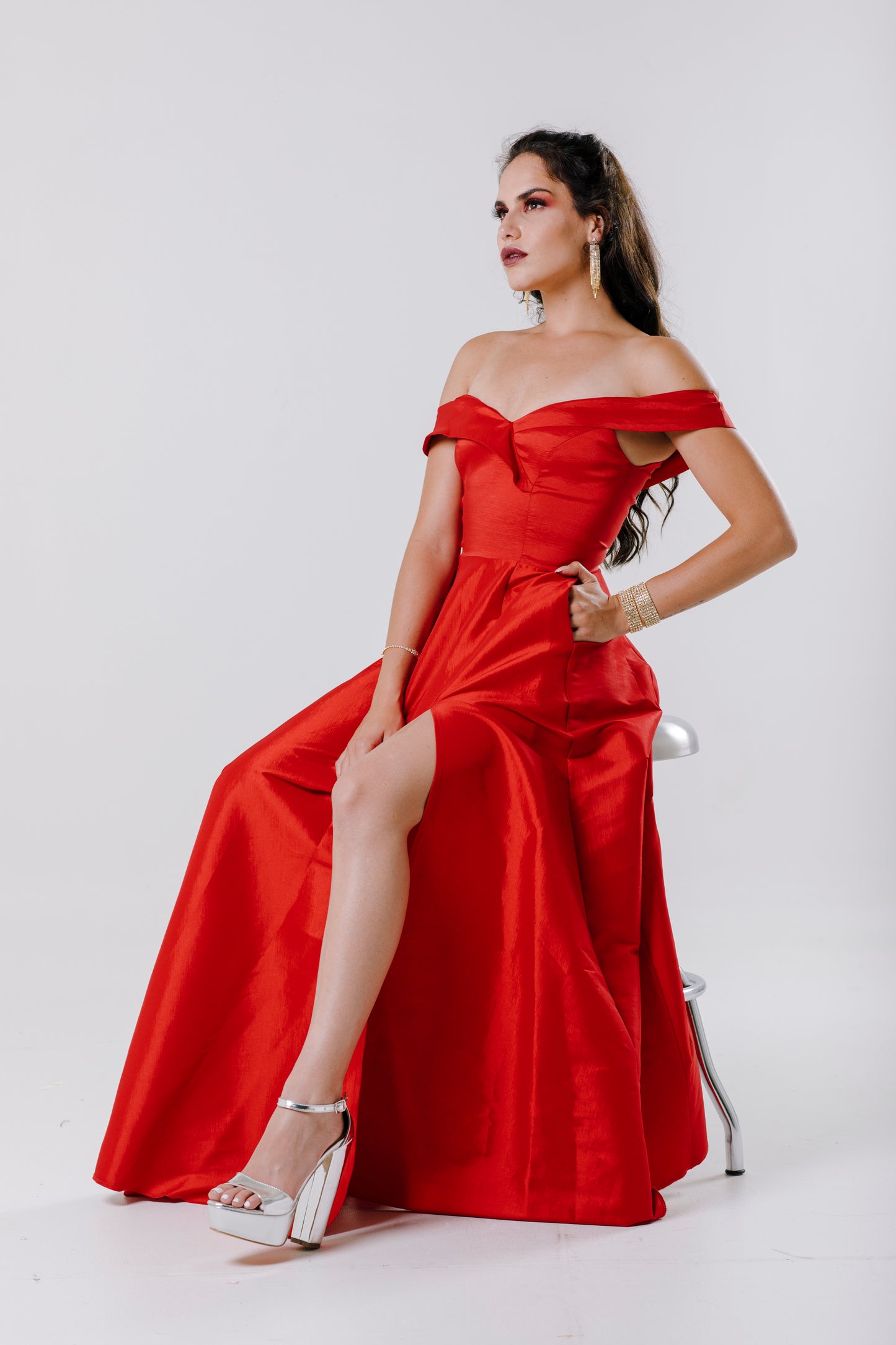 Vestido largo con abertura y hombros descubiertos. -"FLORENCIA"