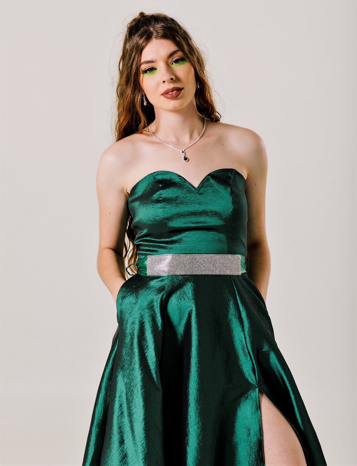 Vestido Largo con Abertura y Cinturón con brillos - ESTRAPLE