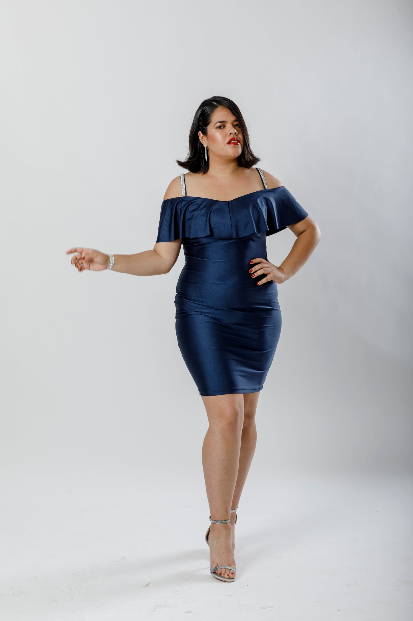 Vestido corto azul marino con mangas y tirante de piedreria. - The Moda mx