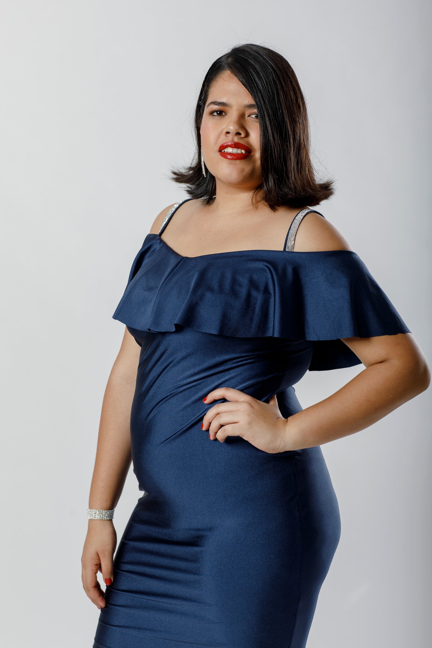 Vestido corto azul marino con mangas y tirante de piedreria. - The Moda mx
