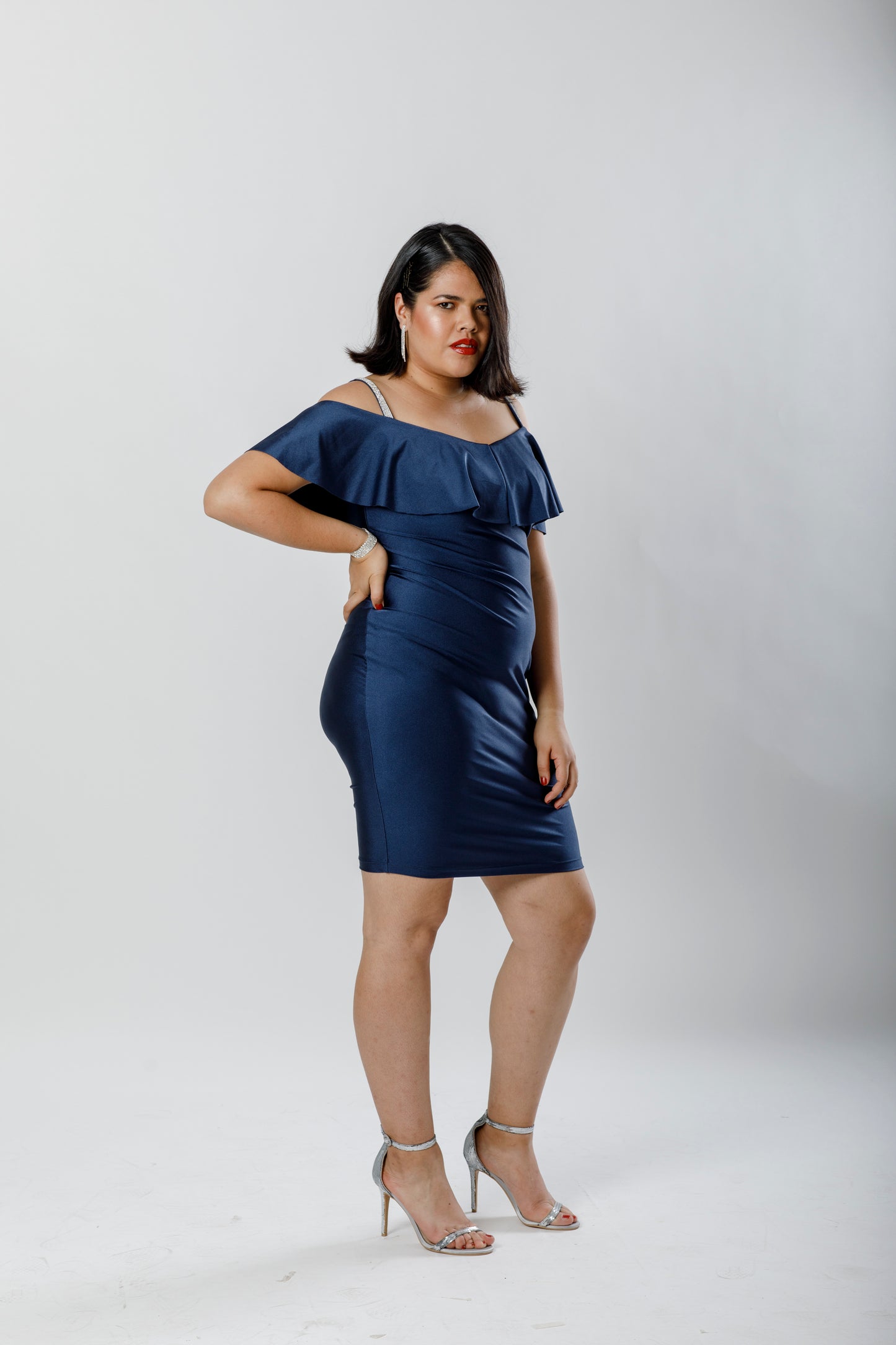 Vestido corto azul marino con mangas y tirante de piedreria. - The Moda mx