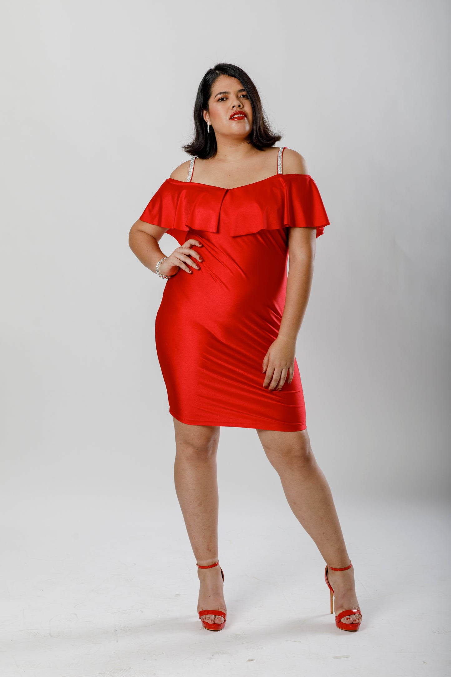 Vestido corto con mangas y tirante de piedreria. - The Moda mx