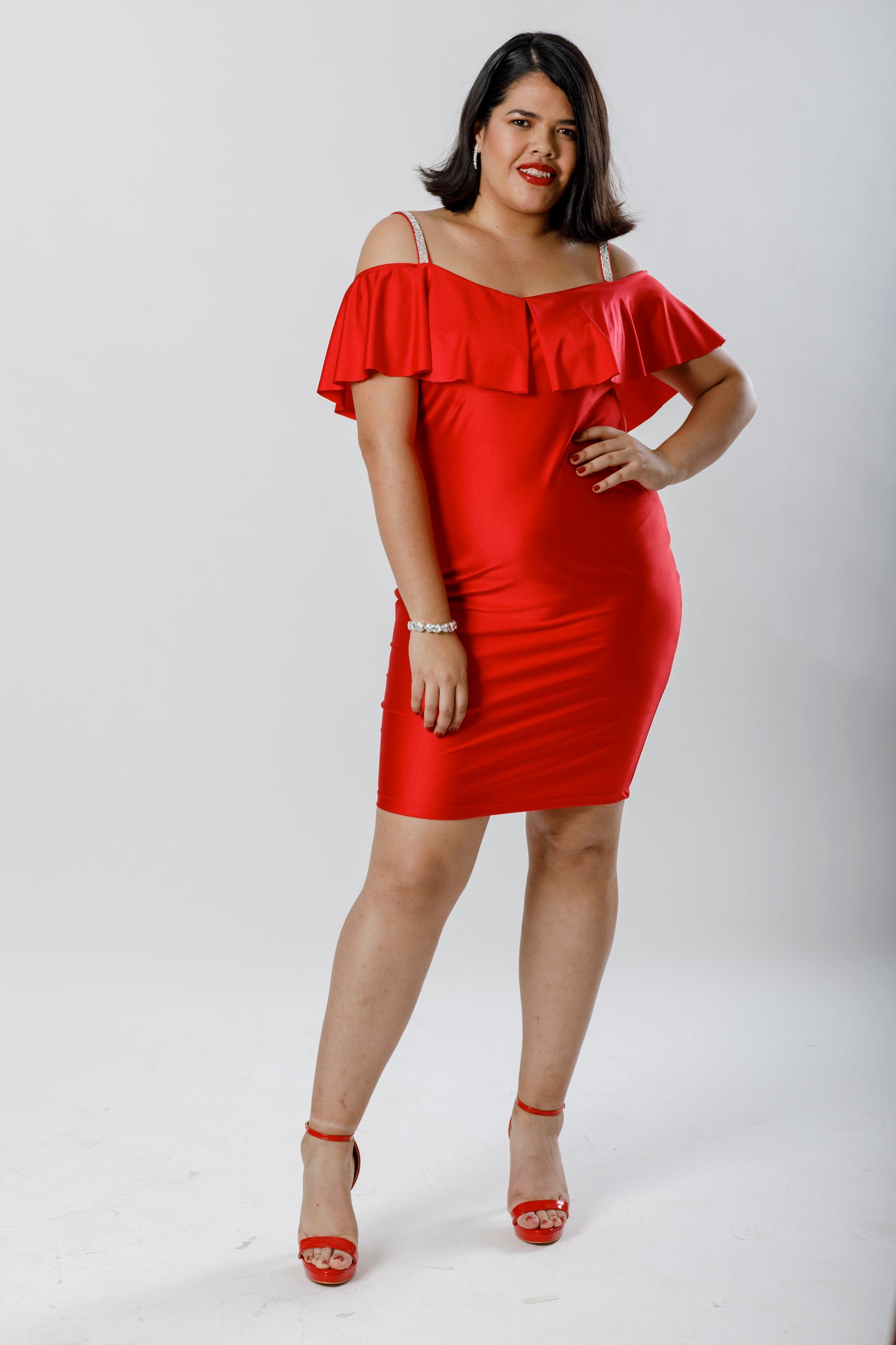 Vestido corto con mangas y tirante de piedreria. - The Moda mx