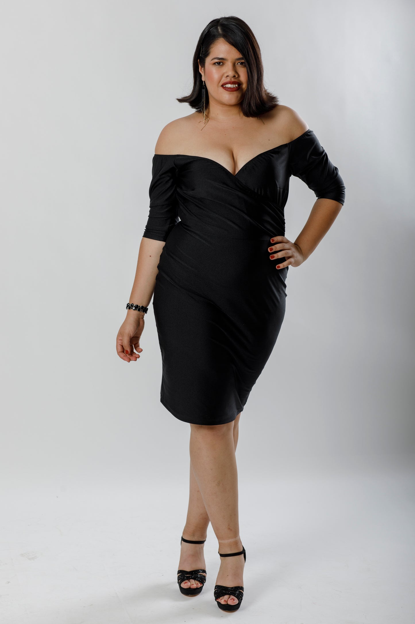 Vestido corte midi cruzado con mangas 3/4. - The Moda mx