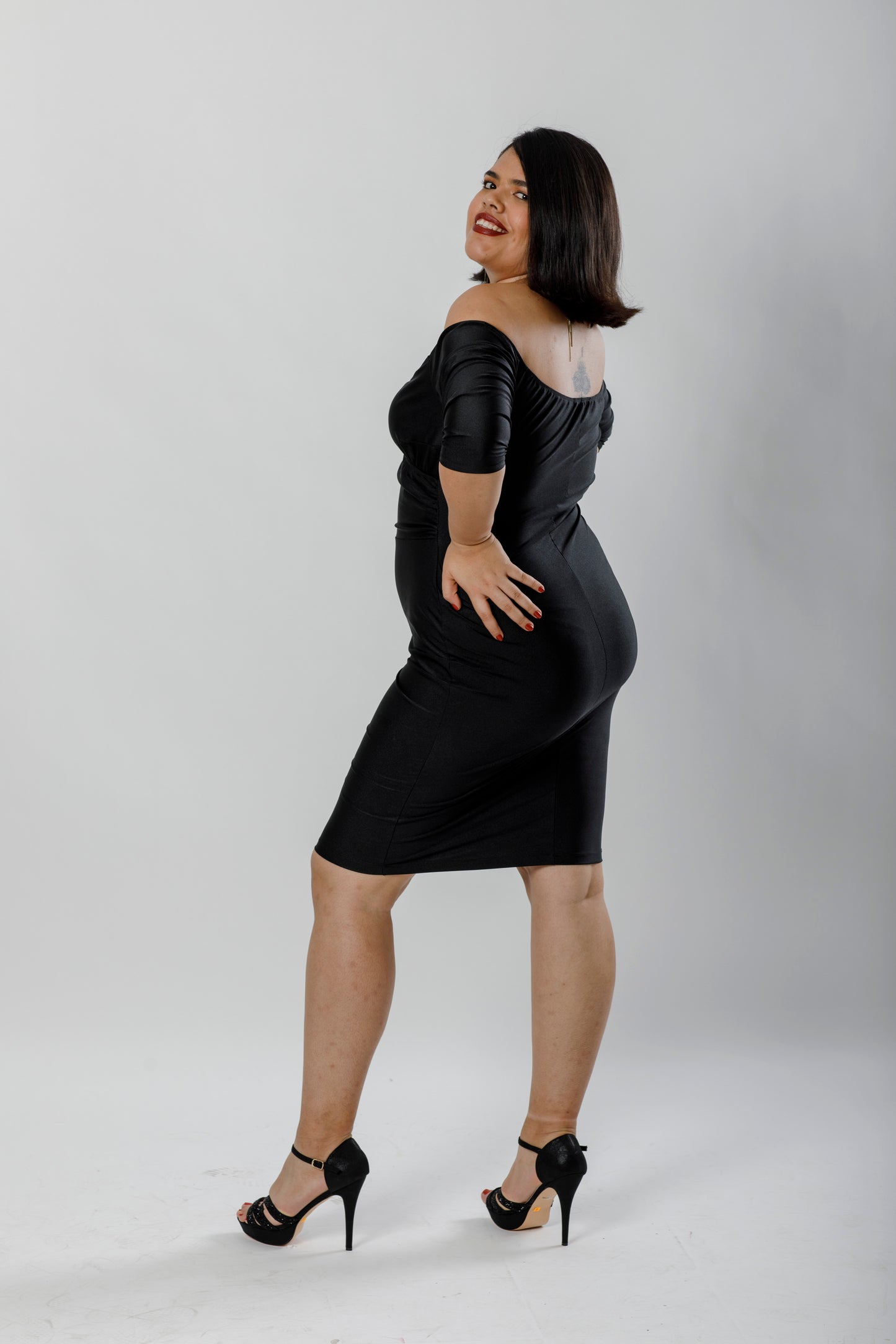 Vestido corte midi cruzado con mangas 3/4. - The Moda mx