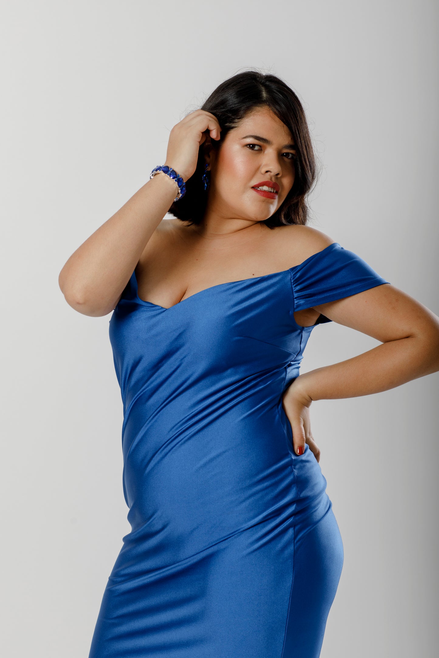 Vestido corto con mangas plisadas. - The Moda mx