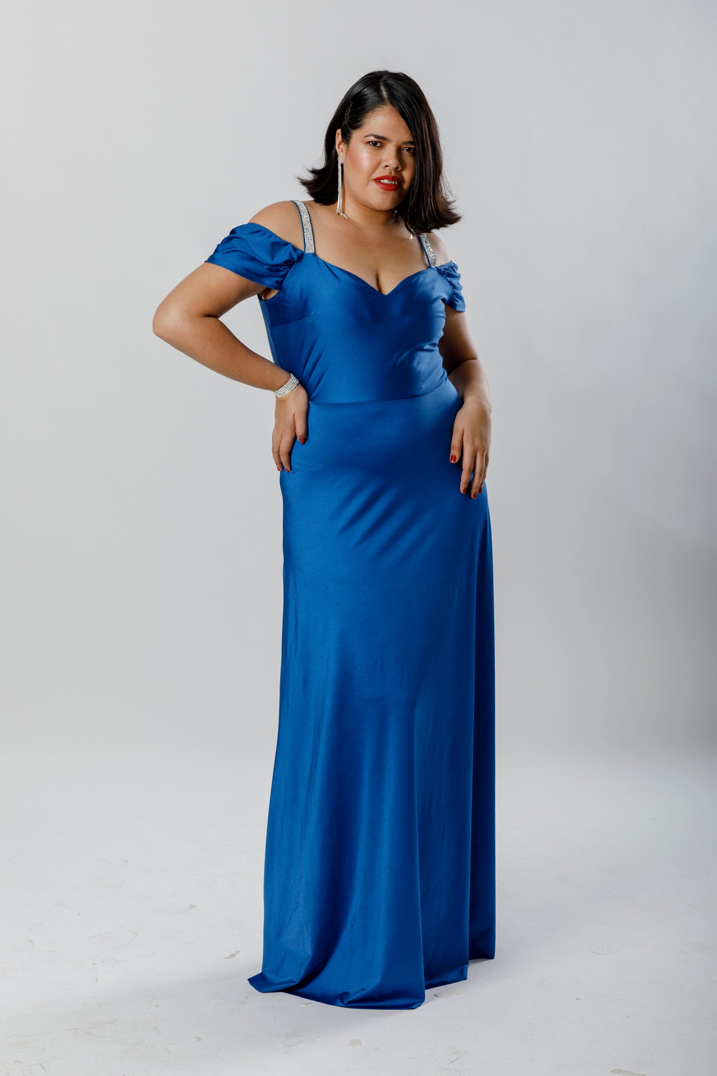 Vestido largo azul rey con manga plisada y tirante de piedreria. - The Moda mx