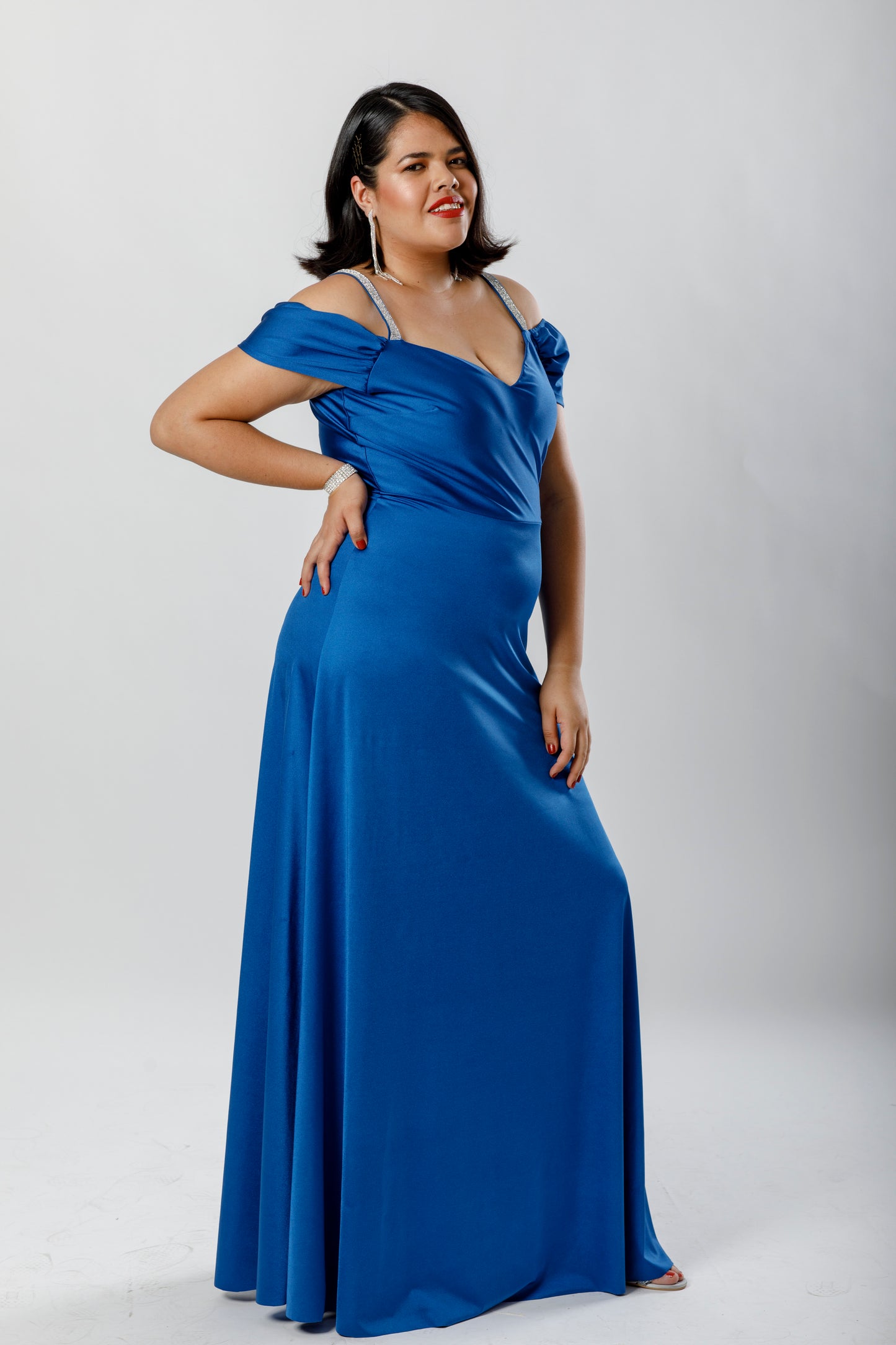 Vestido largo azul rey con manga plisada y tirante de piedreria. - The Moda mx