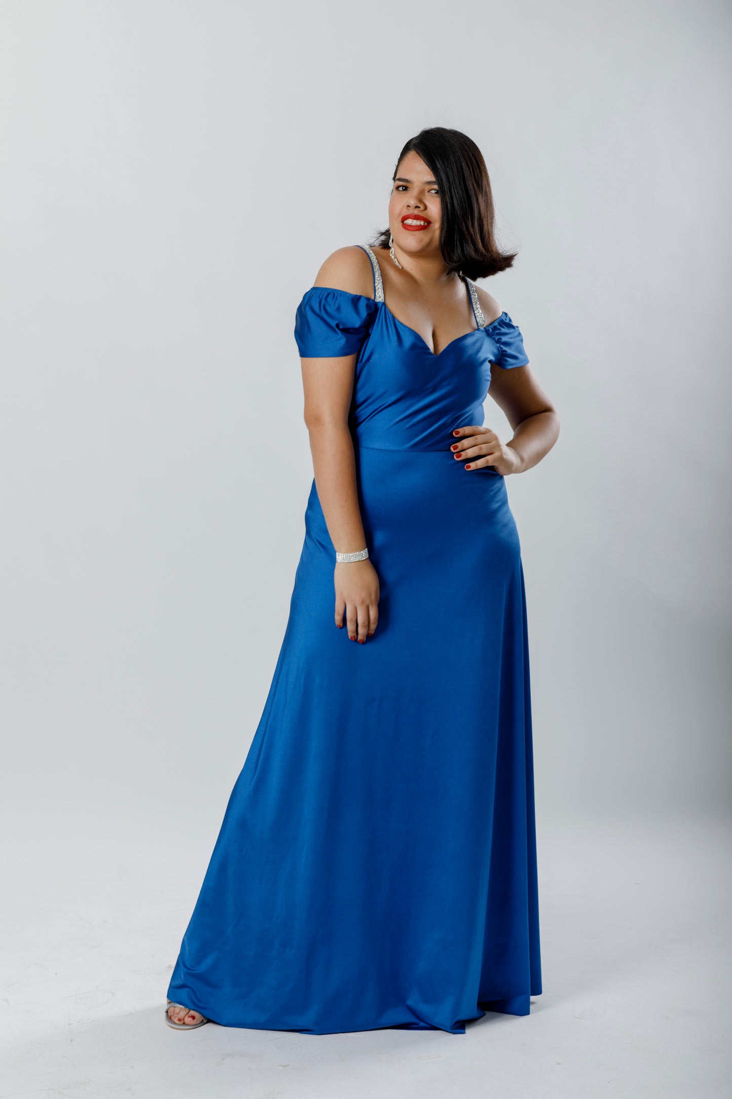 Vestido largo azul rey con manga plisada y tirante de piedreria. - The Moda mx