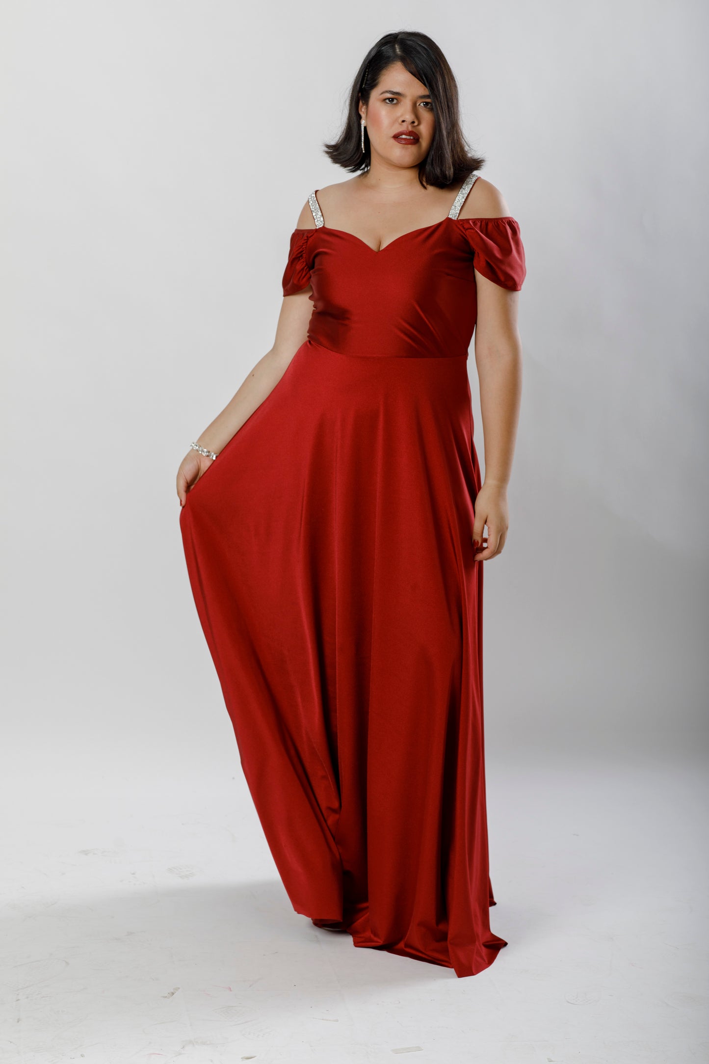 Vestido largo con manga plisada y tirante de piedreria. - The Moda mx