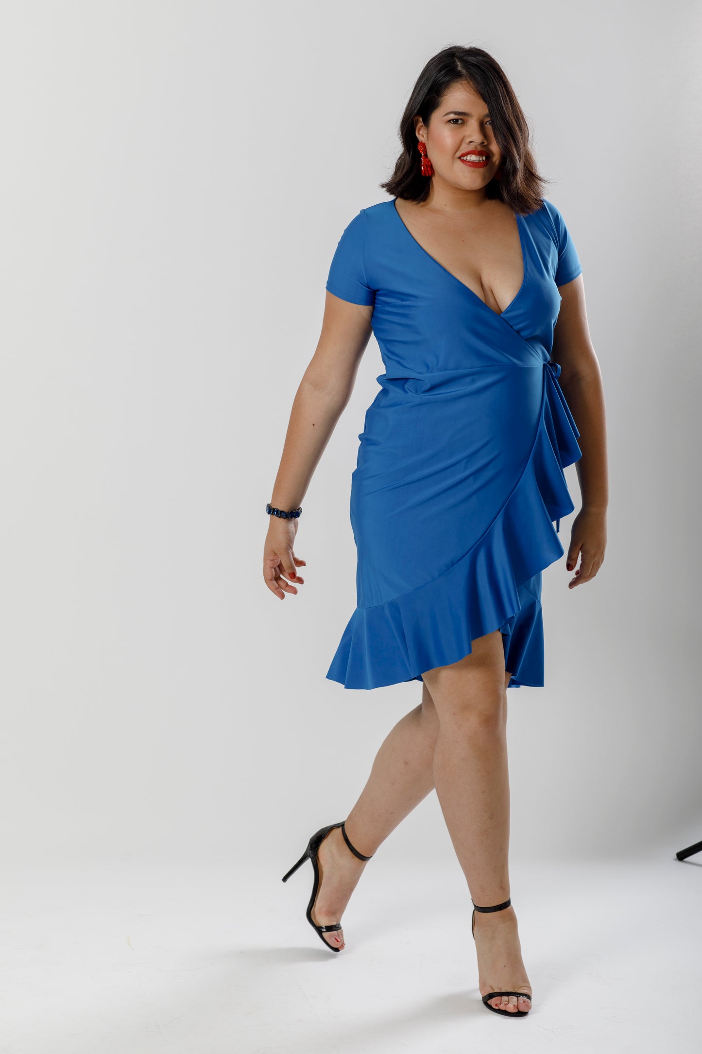 Vestido corto azul rey cruzado con volantes. - The Moda mx